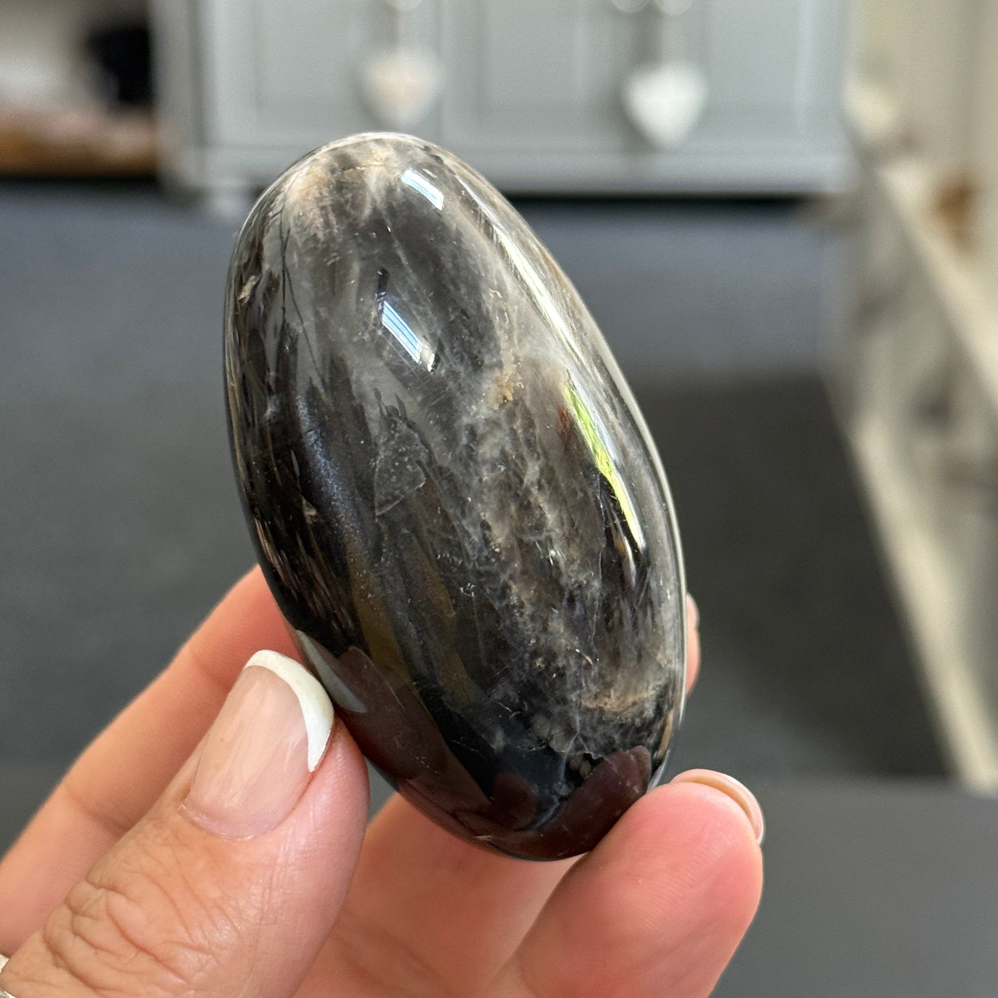 🌑 Black Moonstone Palmstone – Madagascar