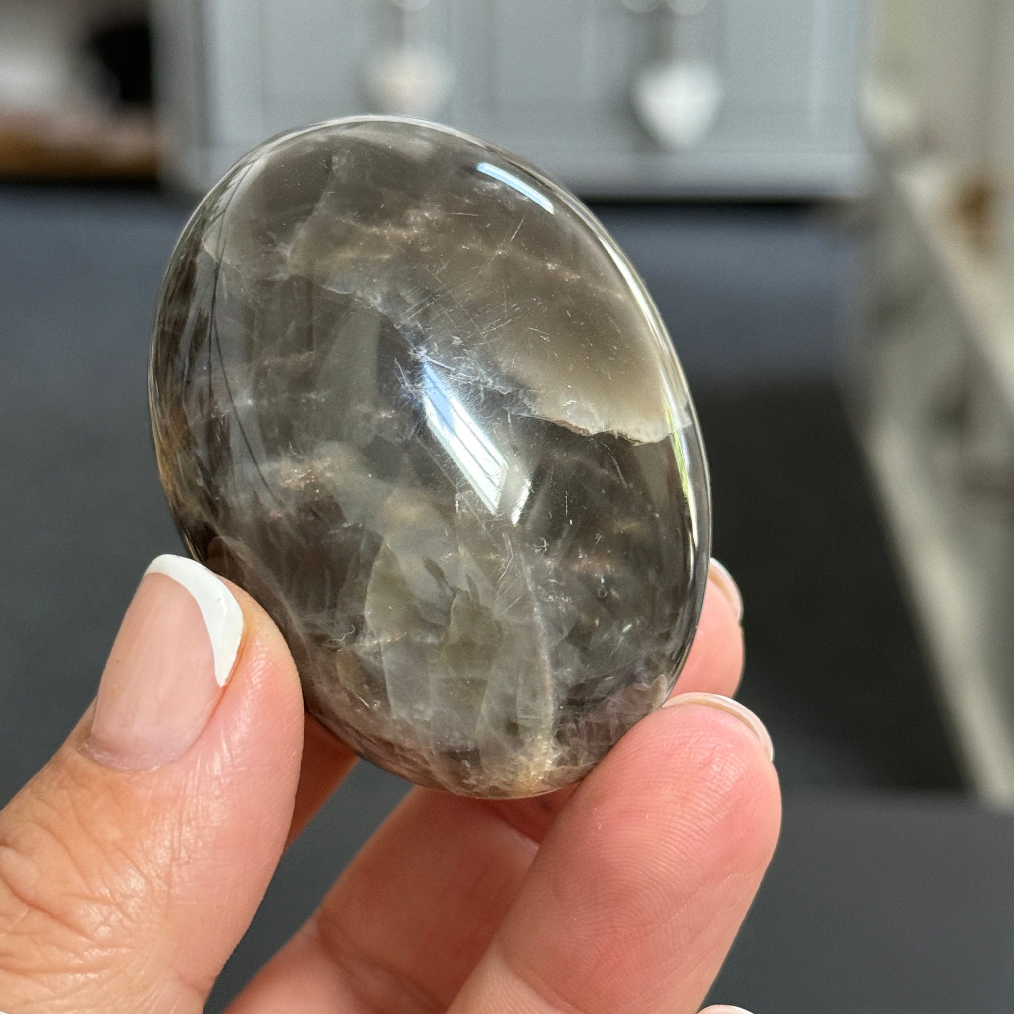 🌑 Black Moonstone Palmstone – Madagascar