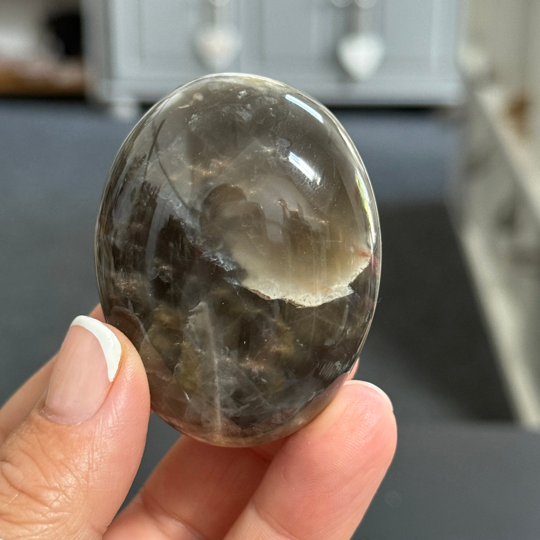 🌑 Black Moonstone Palmstone – Madagascar