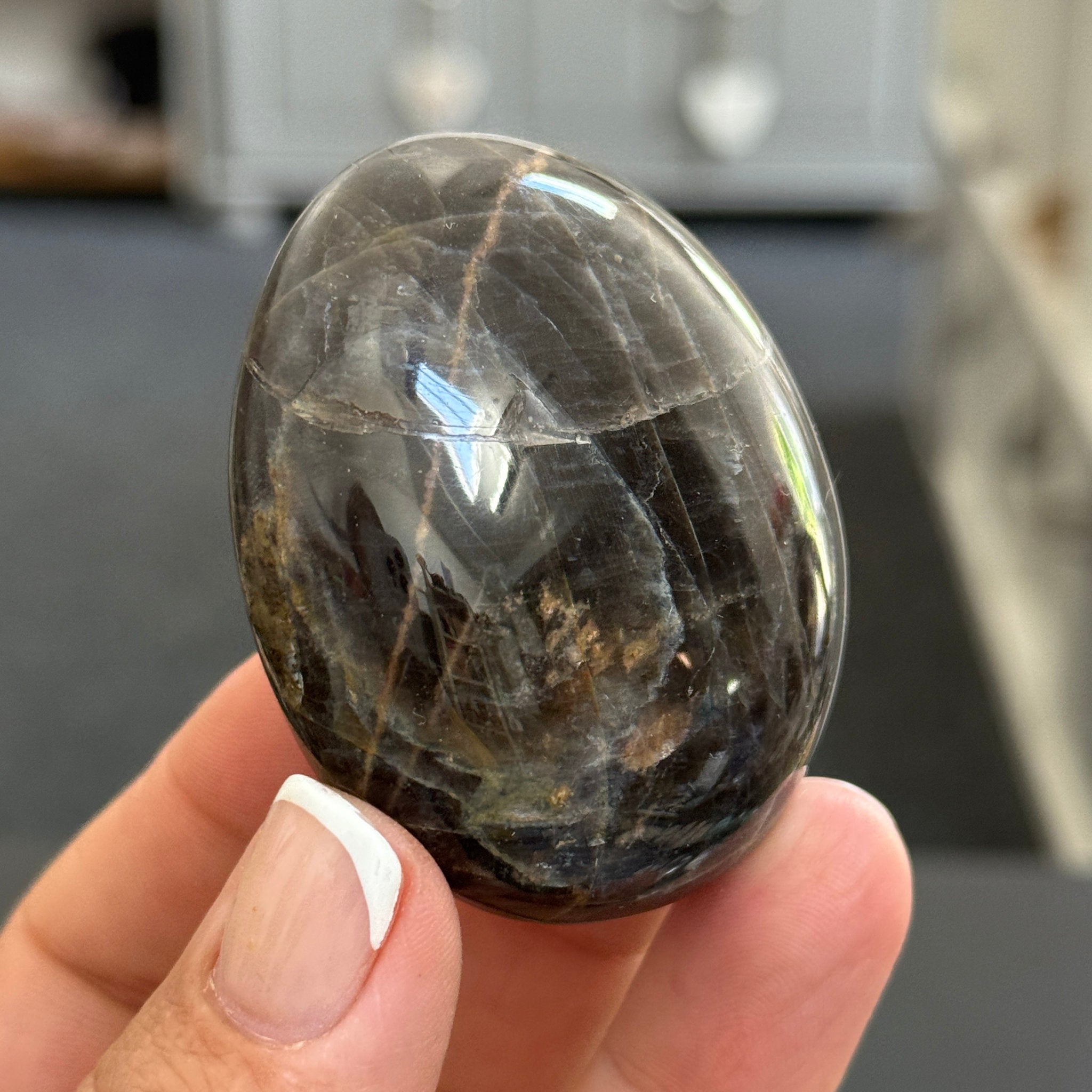 🌑 Black Moonstone Palmstone – Madagascar