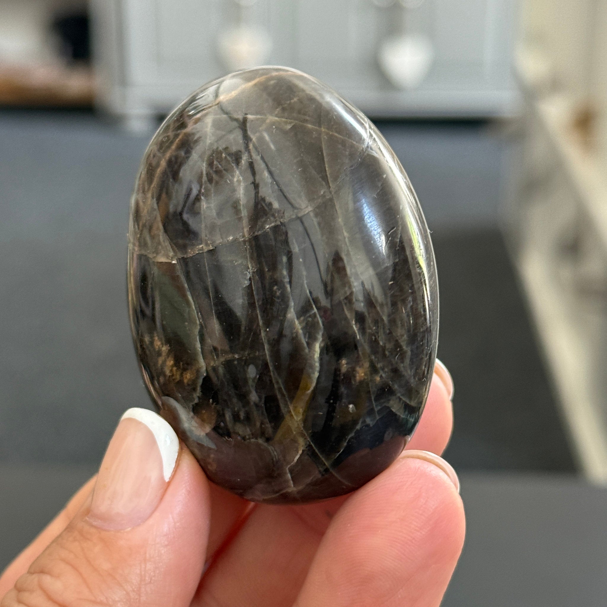 🌑 Black Moonstone Palmstone – Madagascar