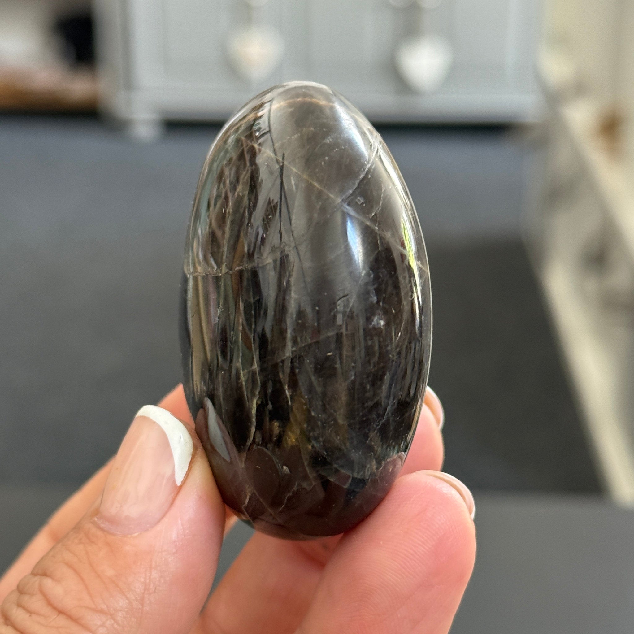 🌑 Black Moonstone Palmstone – Madagascar
