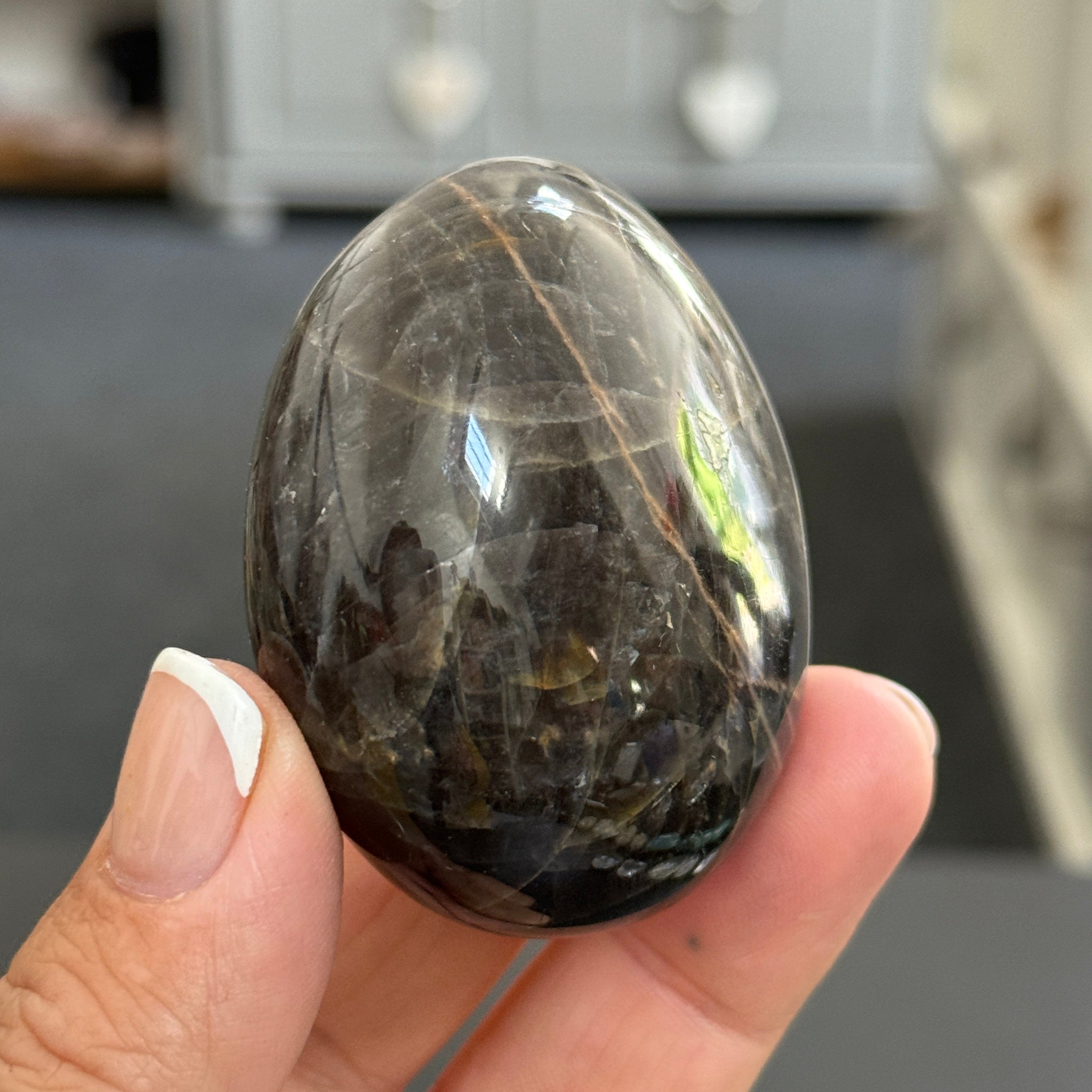 🌑 Black Moonstone Palmstone – Madagascar
