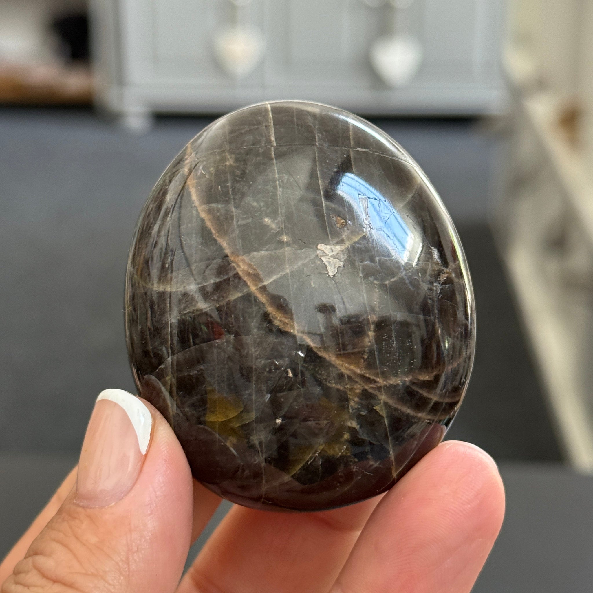 🌑 Black Moonstone Palmstone – Madagascar
