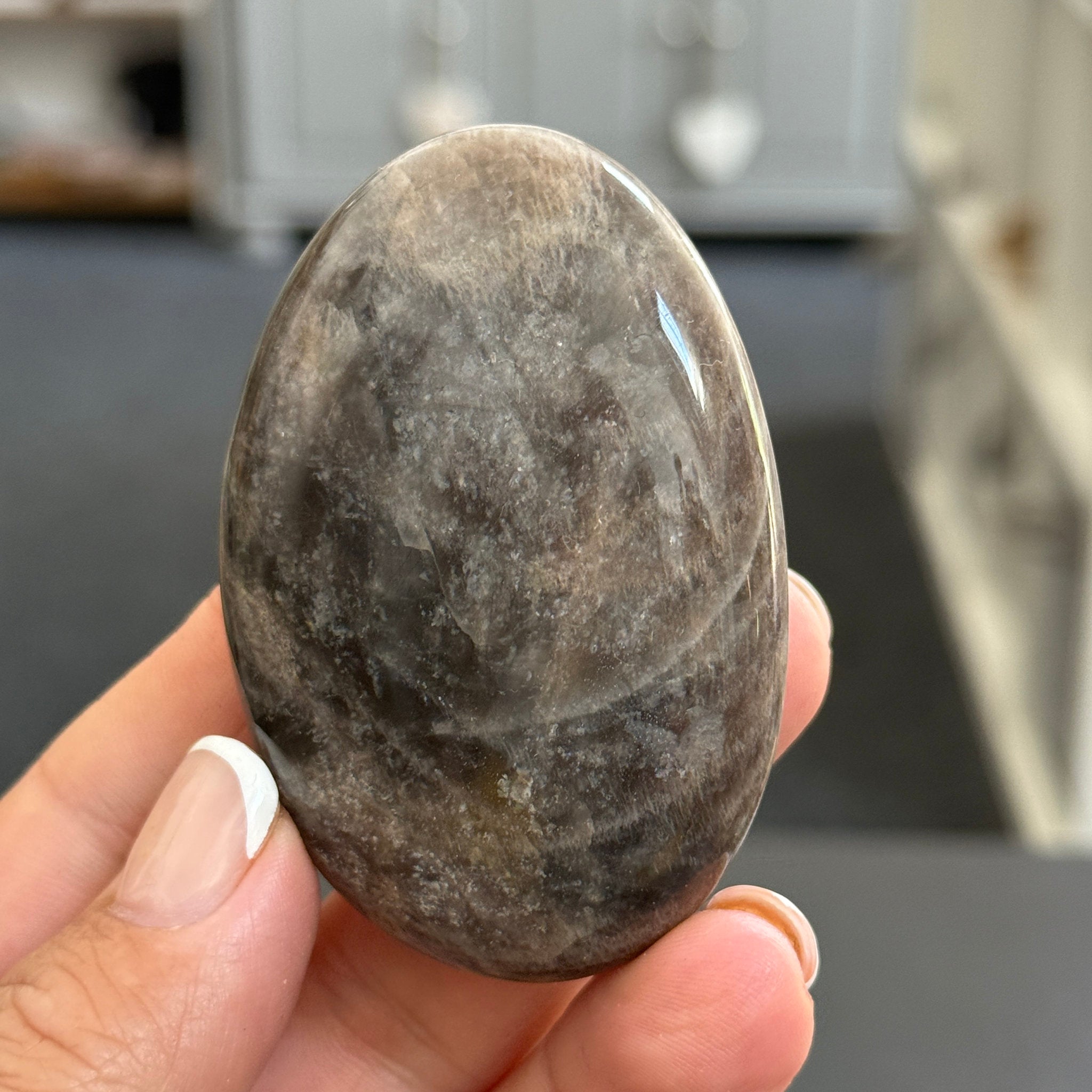 🌑 Black Moonstone Palmstone – Madagascar
