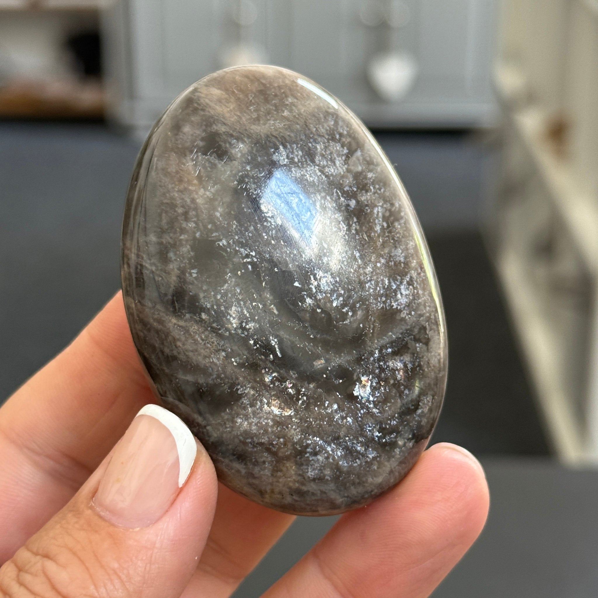 🌑 Black Moonstone Palmstone – Madagascar