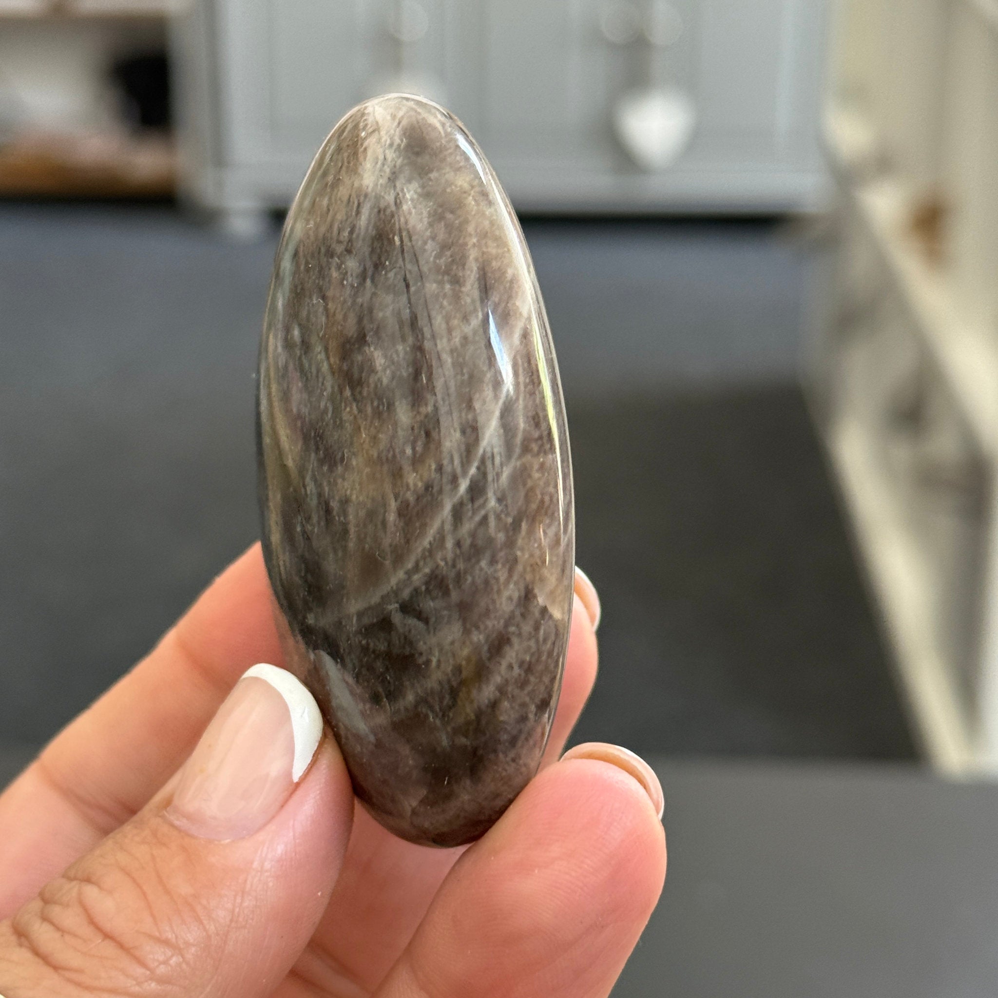 🌑 Black Moonstone Palmstone – Madagascar