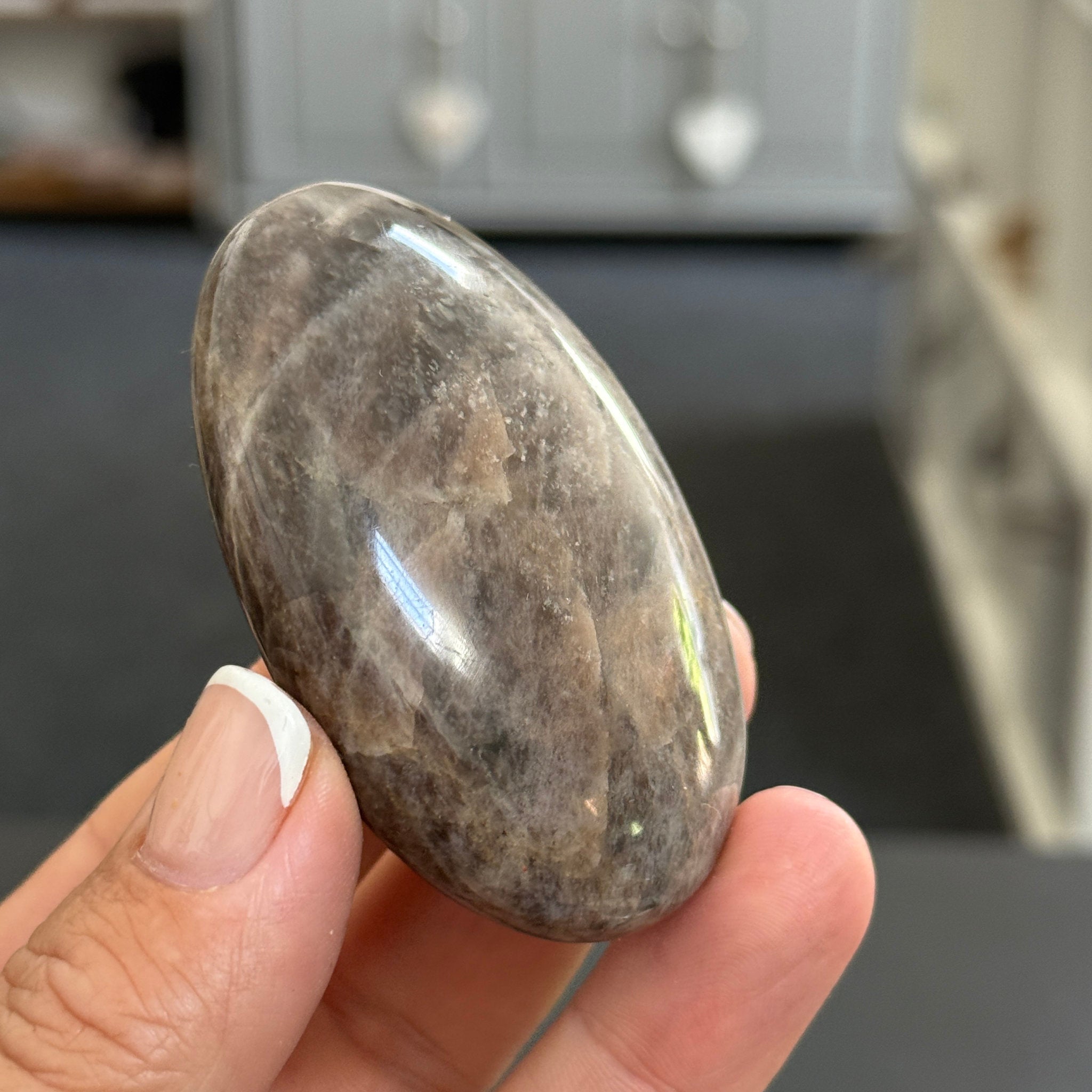 🌑 Black Moonstone Palmstone – Madagascar