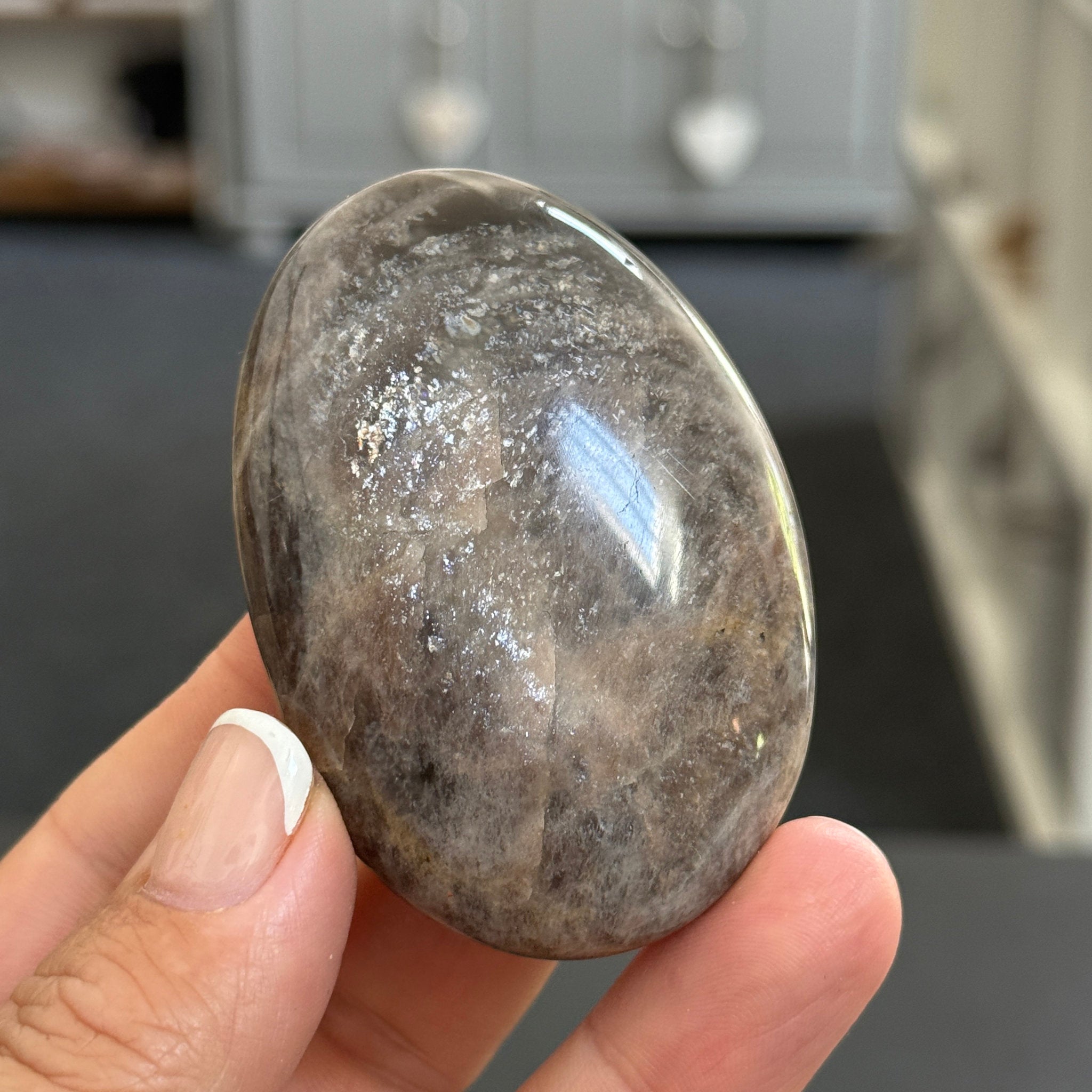 🌑 Black Moonstone Palmstone – Madagascar