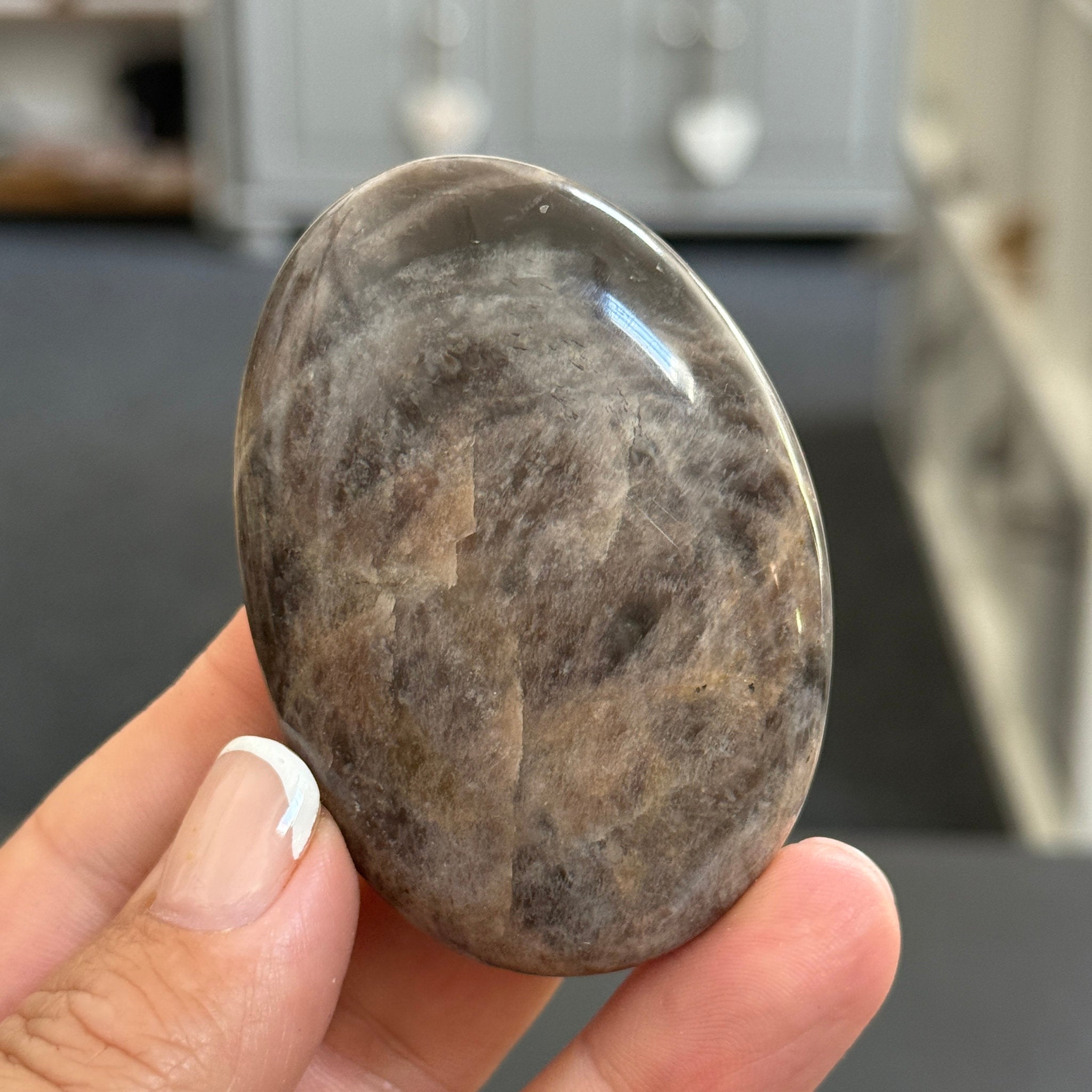 🌑 Black Moonstone Palmstone – Madagascar