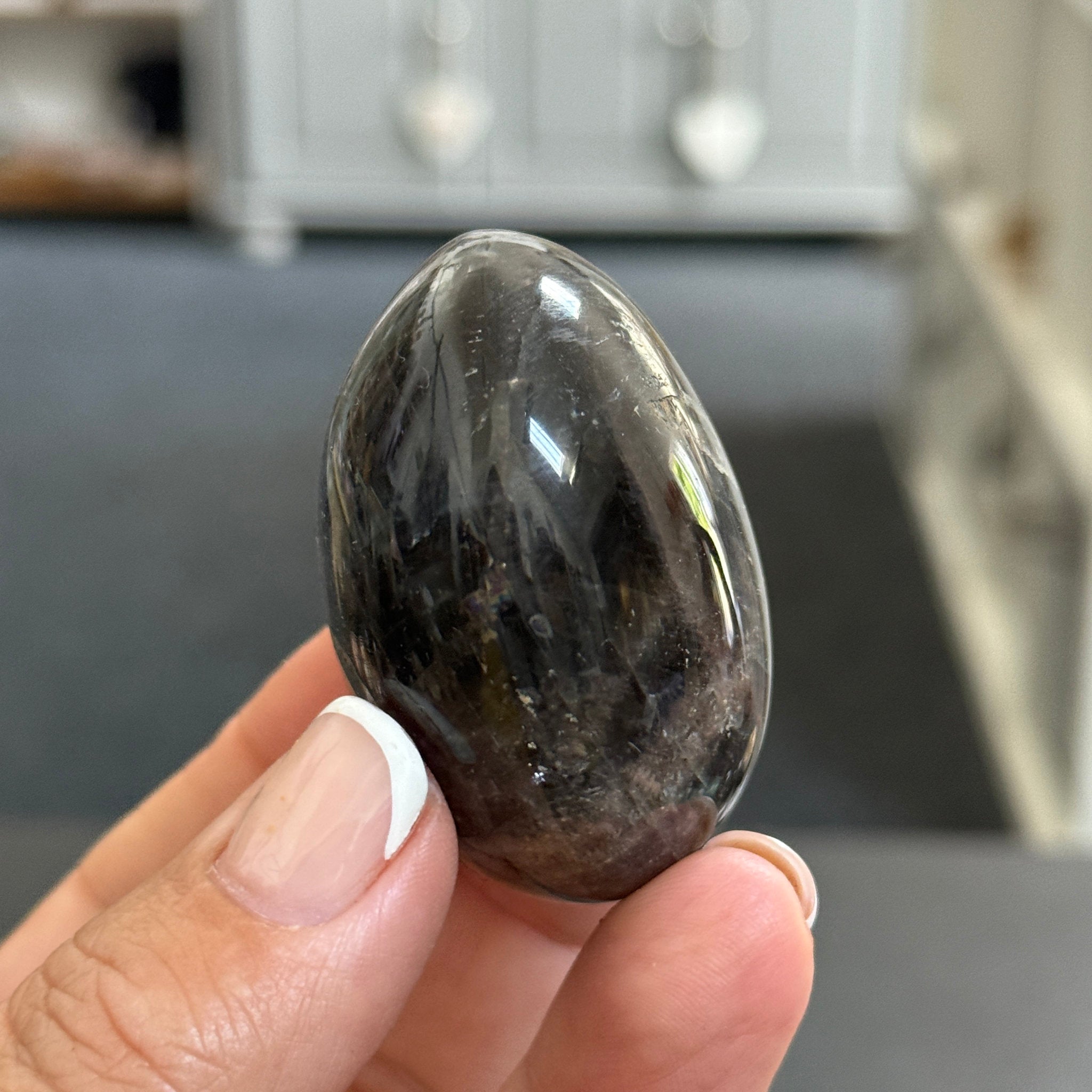 🌑 Black Moonstone Palmstone – Madagascar