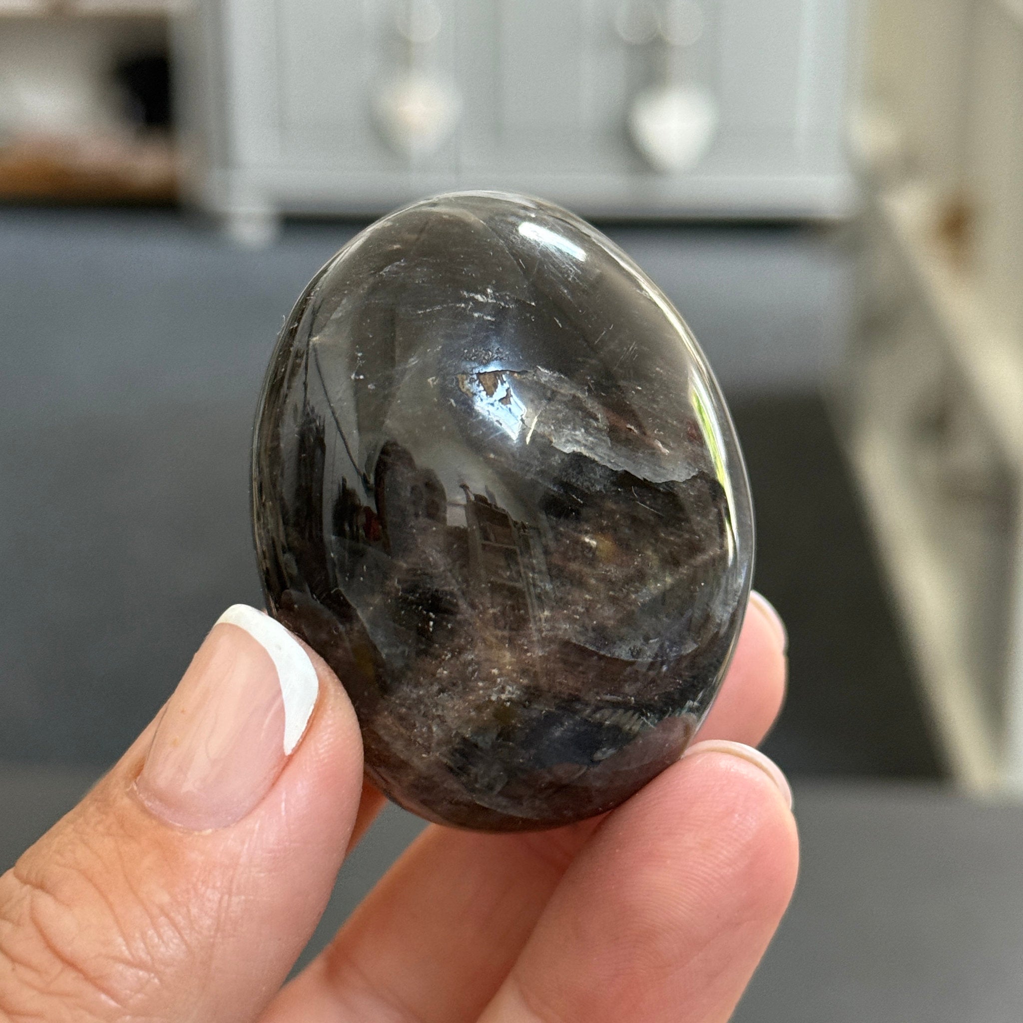 🌑 Black Moonstone Palmstone – Madagascar