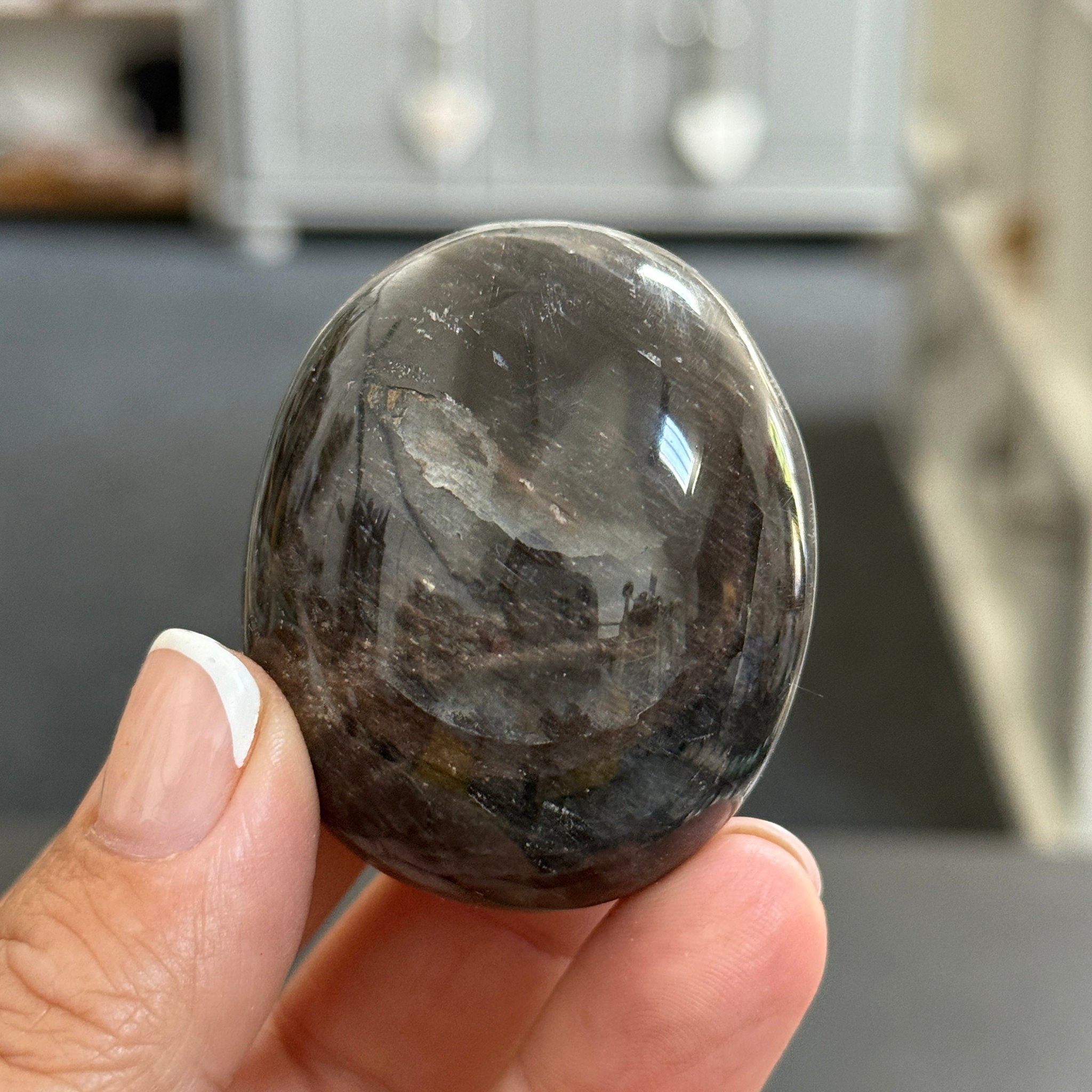 🌑 Black Moonstone Palmstone – Madagascar