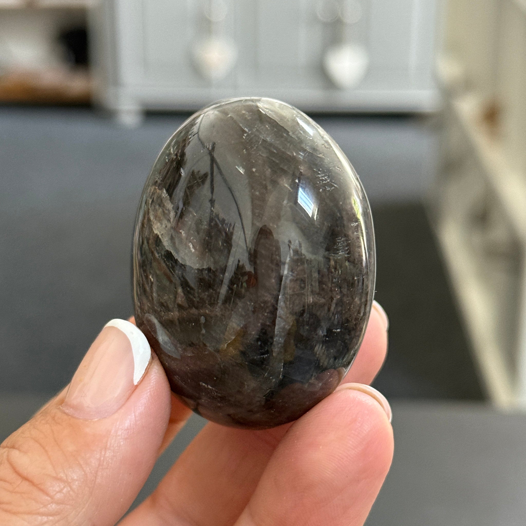 🌑 Black Moonstone Palmstone – Madagascar