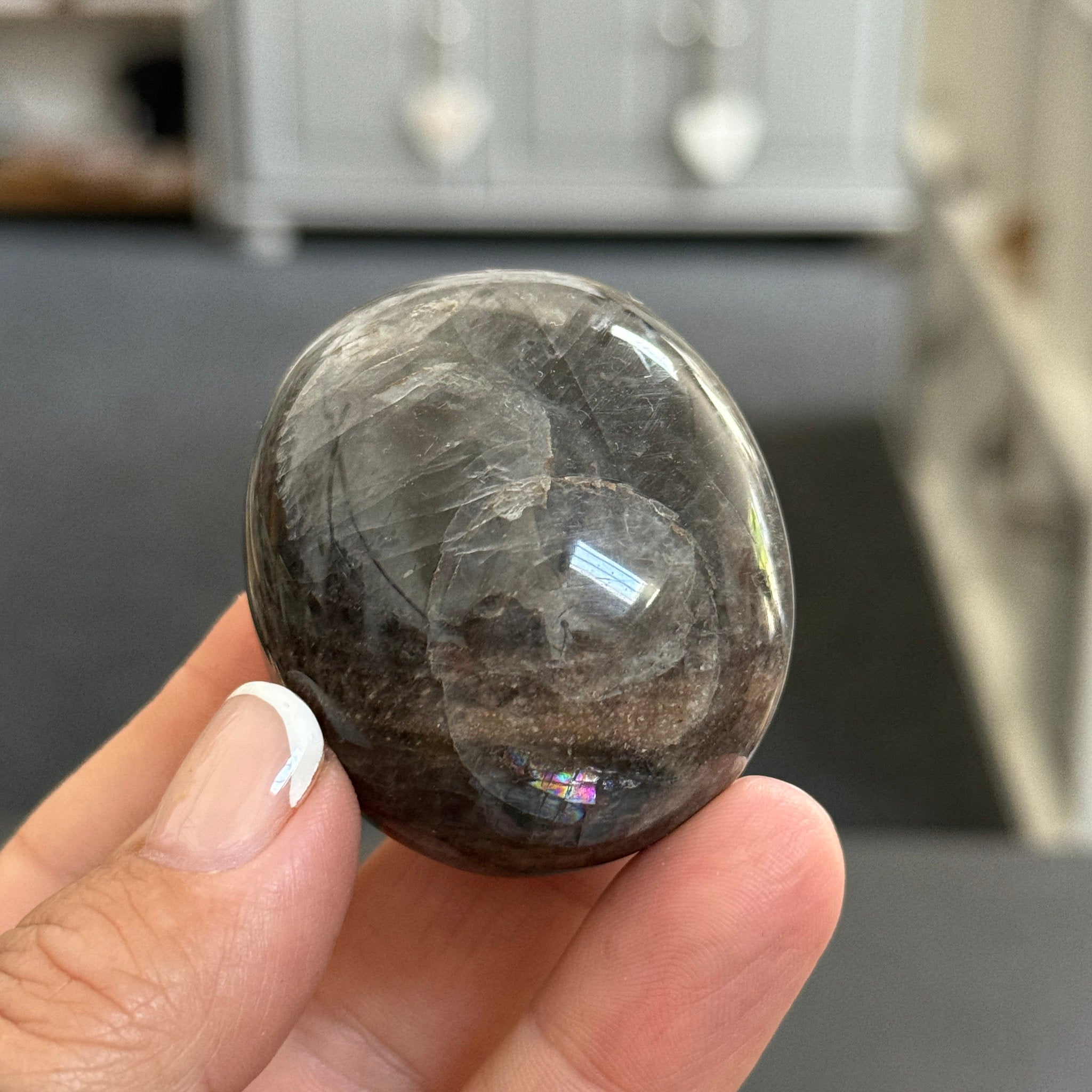 🌑 Black Moonstone Palmstone – Madagascar