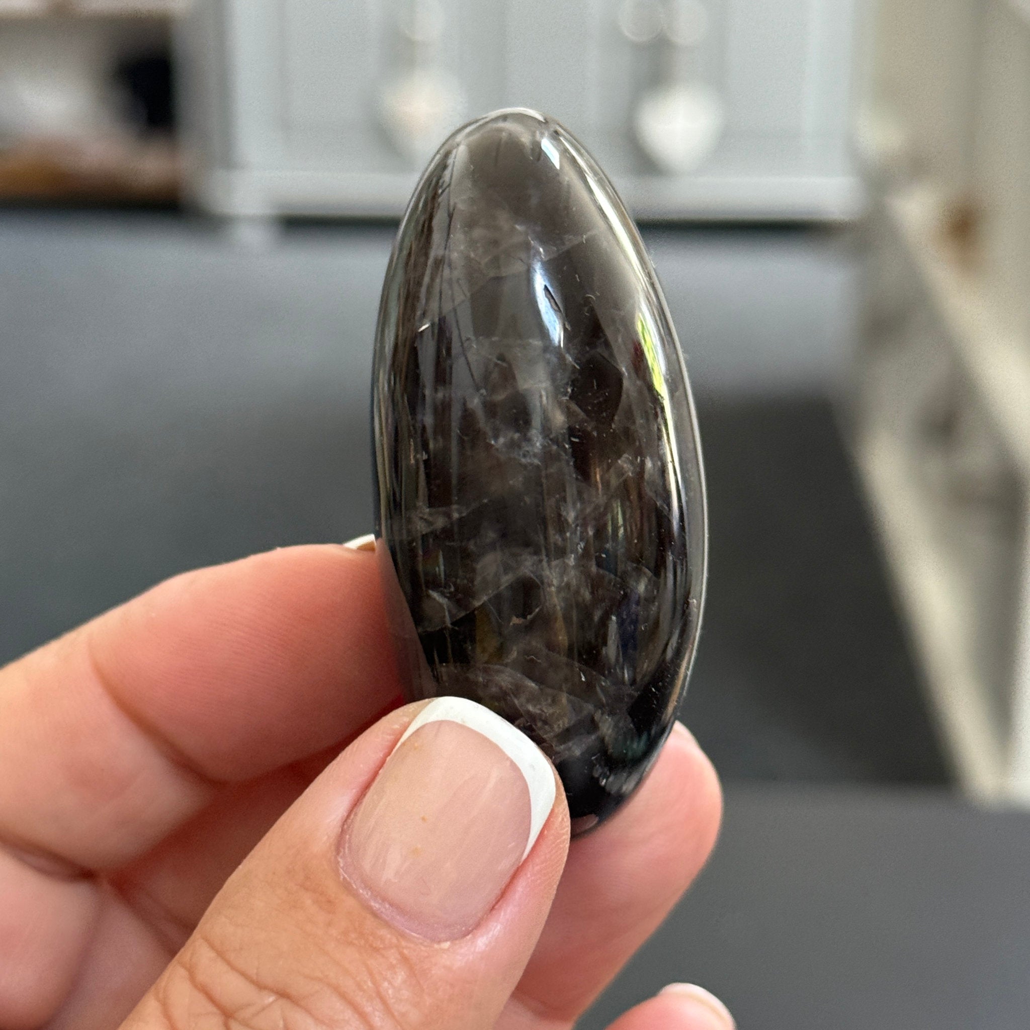 🌑 Black Moonstone Palmstone – Madagascar