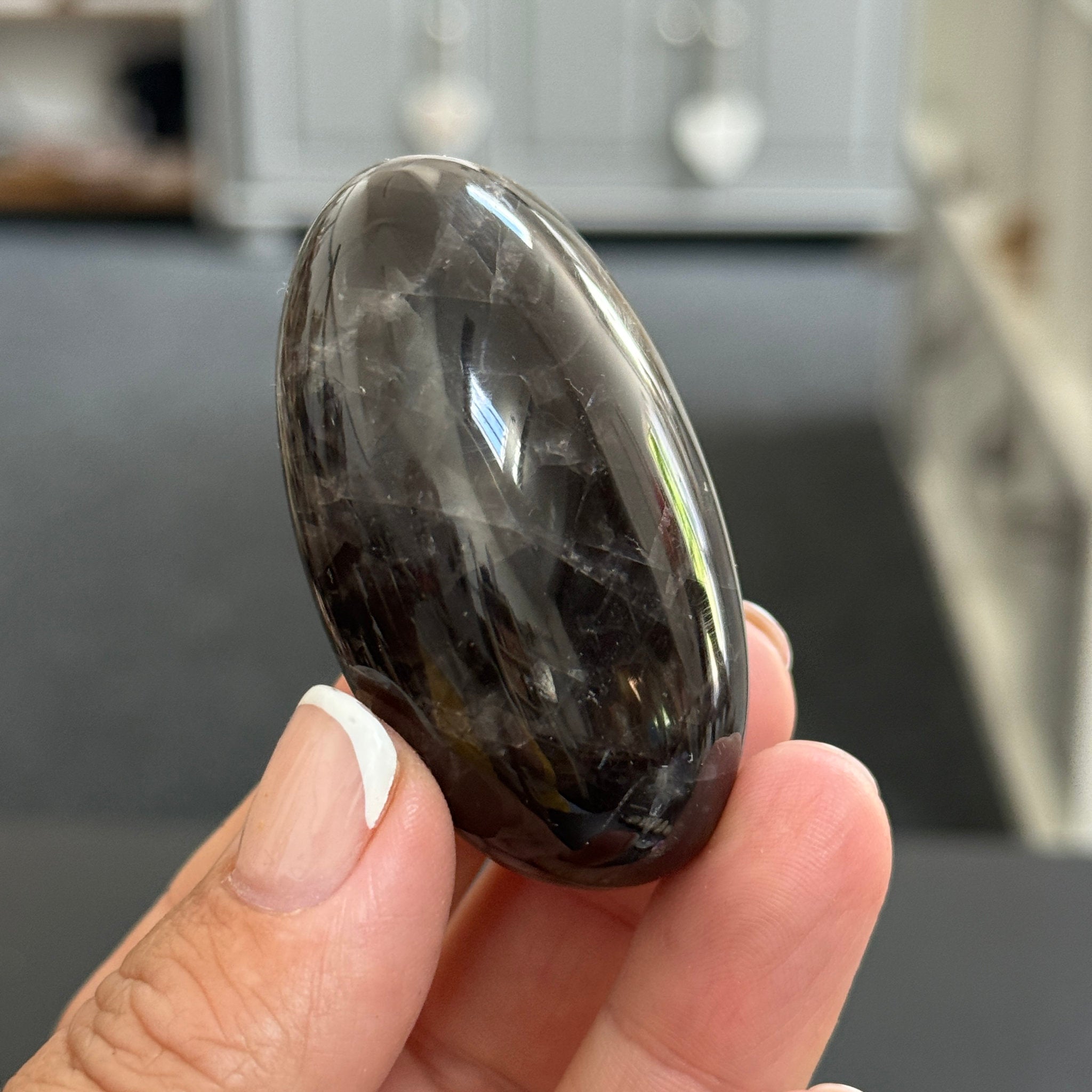 🌑 Black Moonstone Palmstone – Madagascar