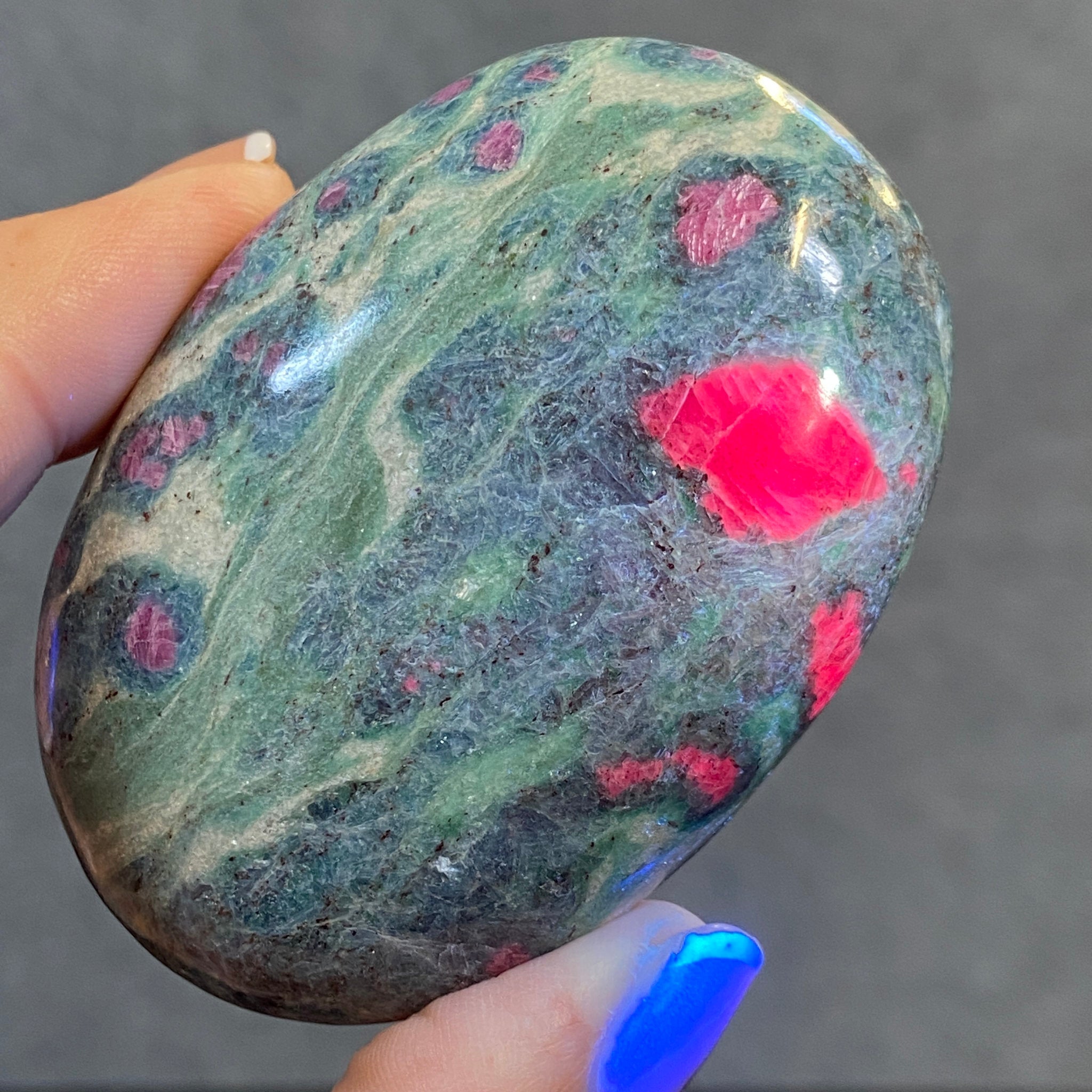 Ruby Fuchsite Palmstone with Kyanite – India