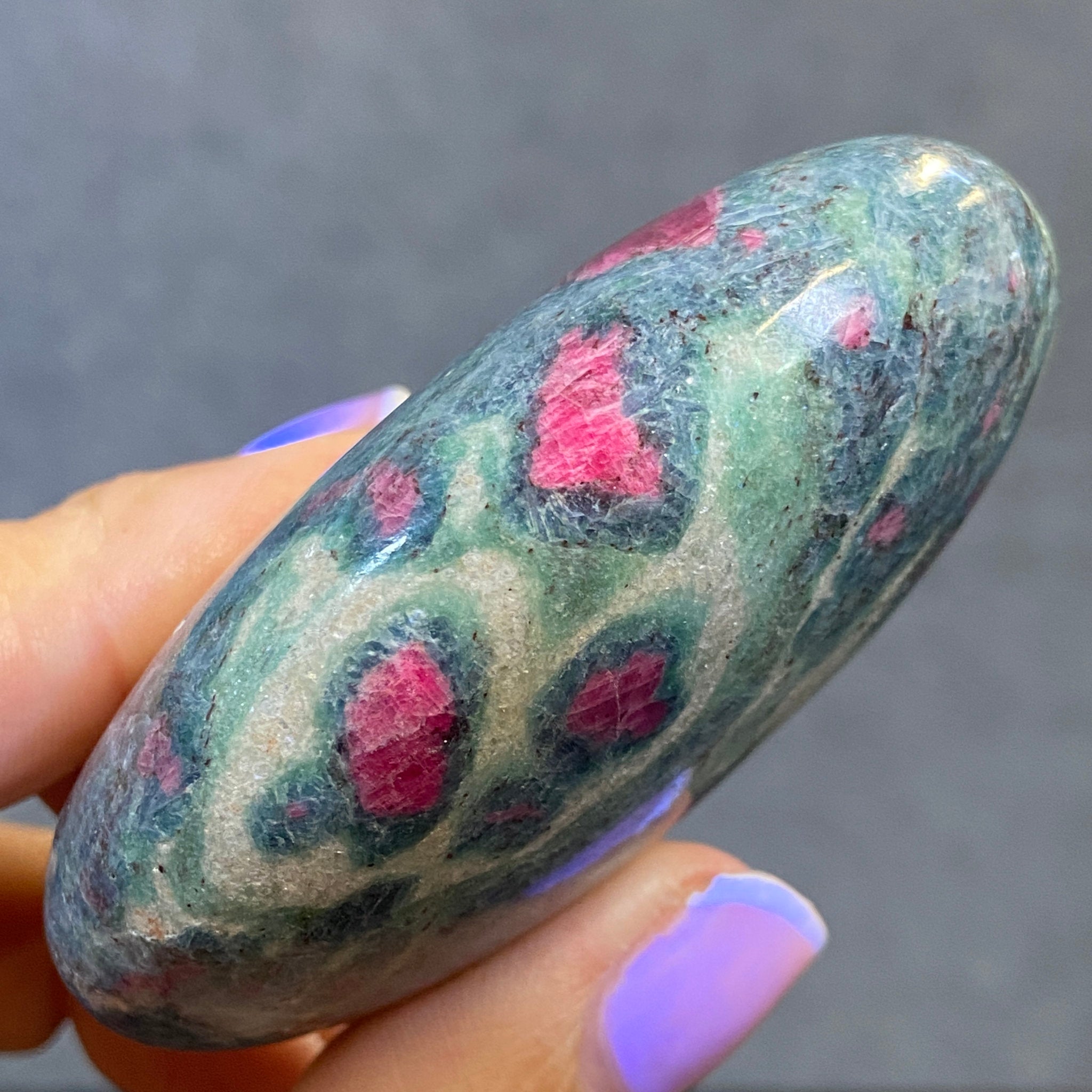 Ruby Fuchsite Palmstone with Kyanite – India