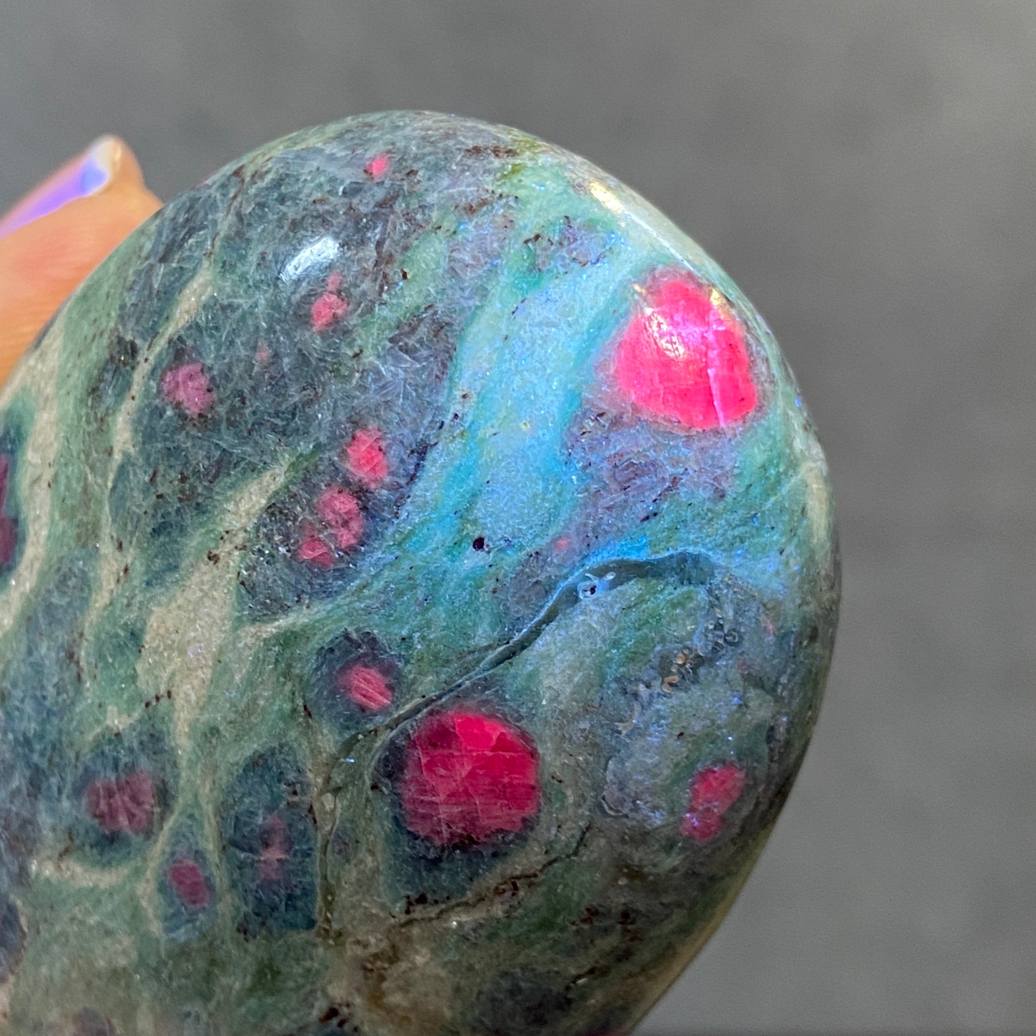 Ruby Fuchsite Palmstone with Kyanite – India