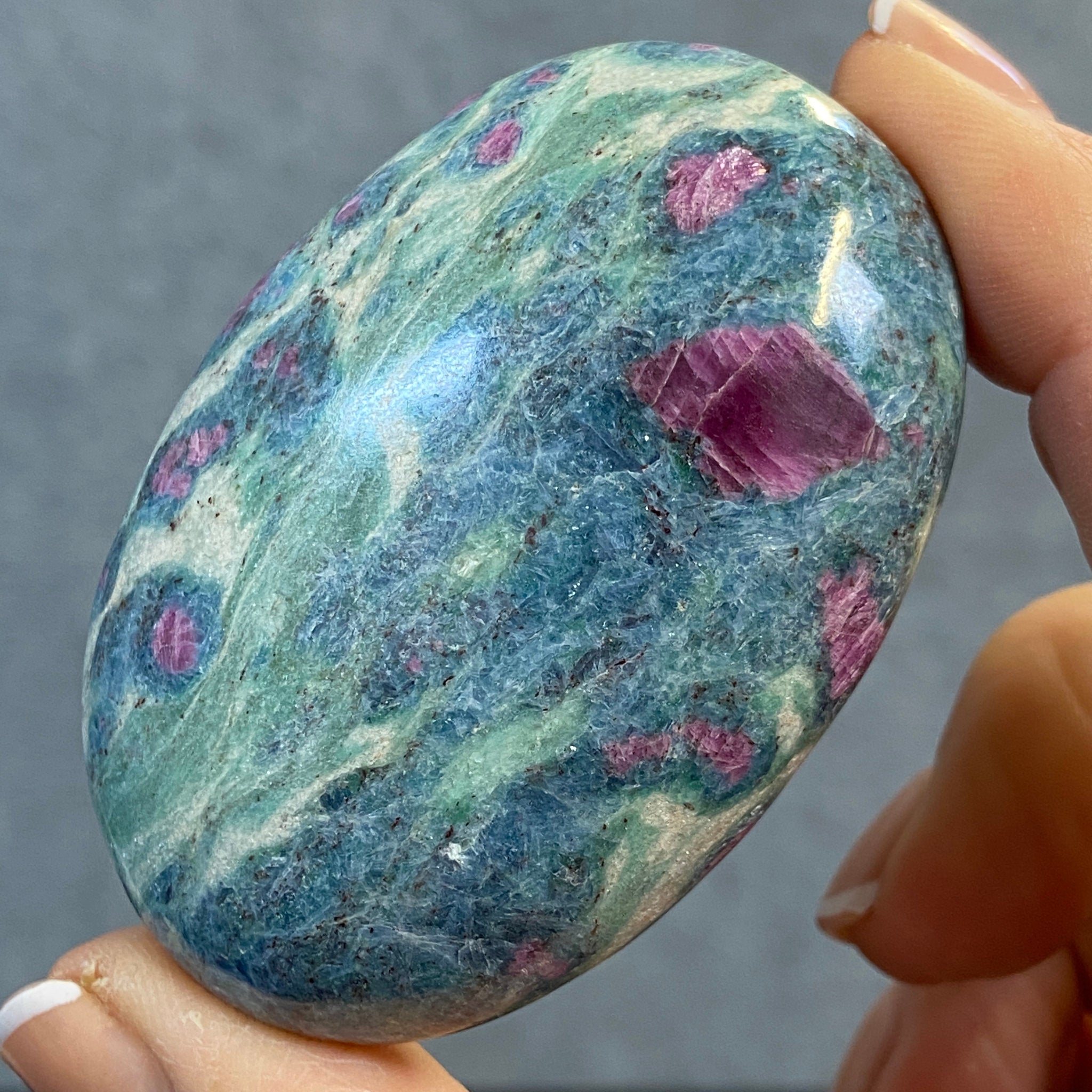 Ruby Fuchsite Palmstone with Kyanite – India - Castle Rocks Cornwall