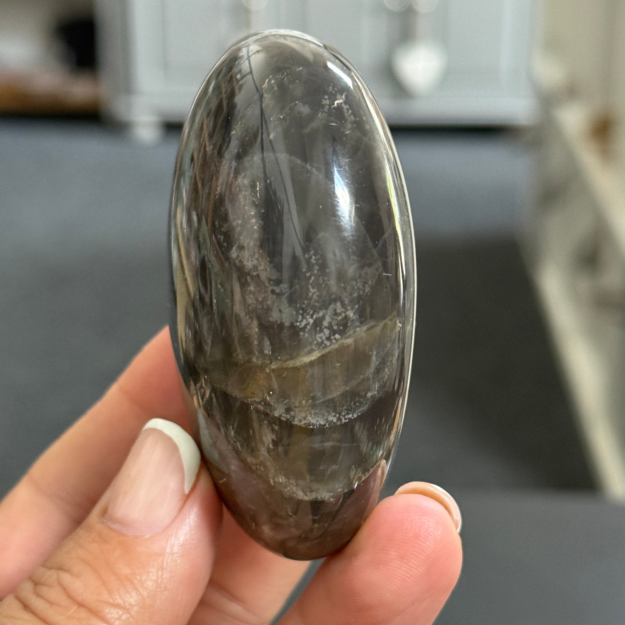 🌑 Black Moonstone Palmstone – Madagascar