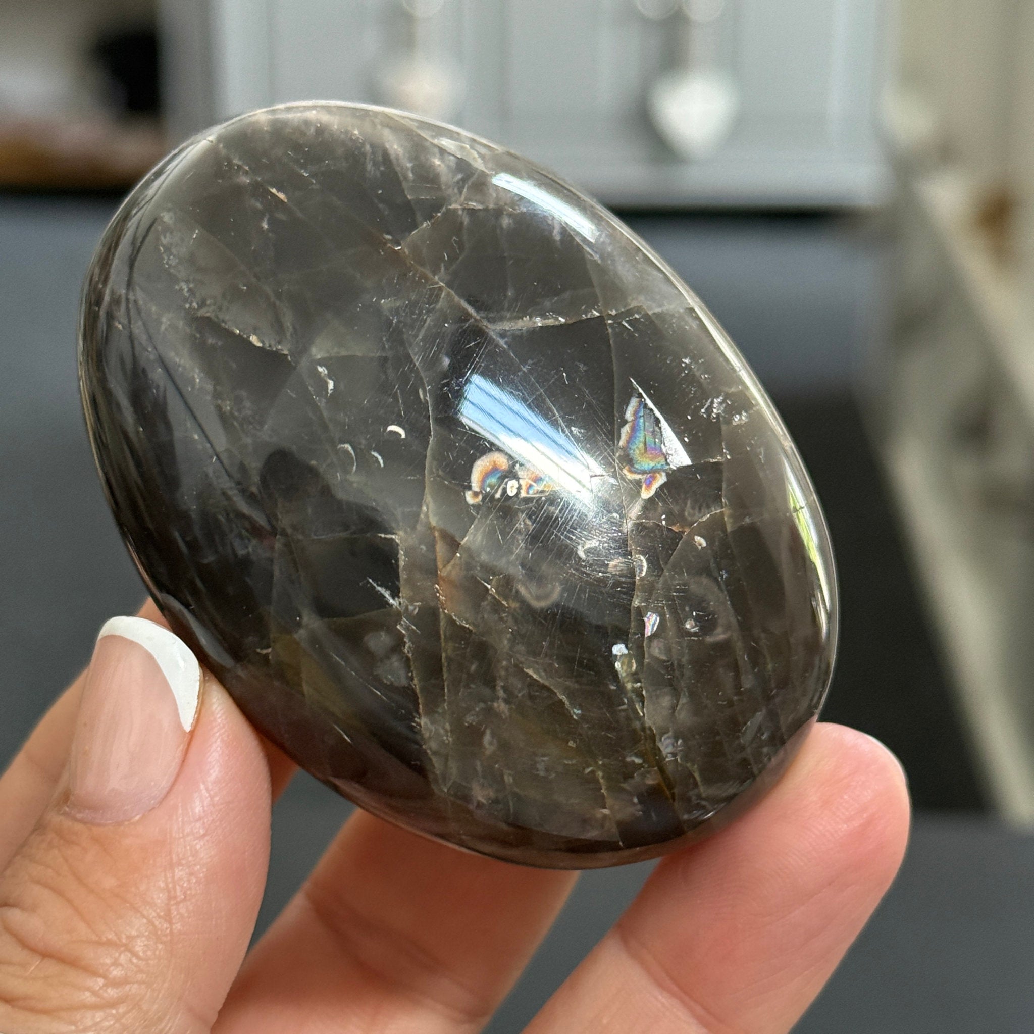 🌑 Black Moonstone Palmstone – Madagascar