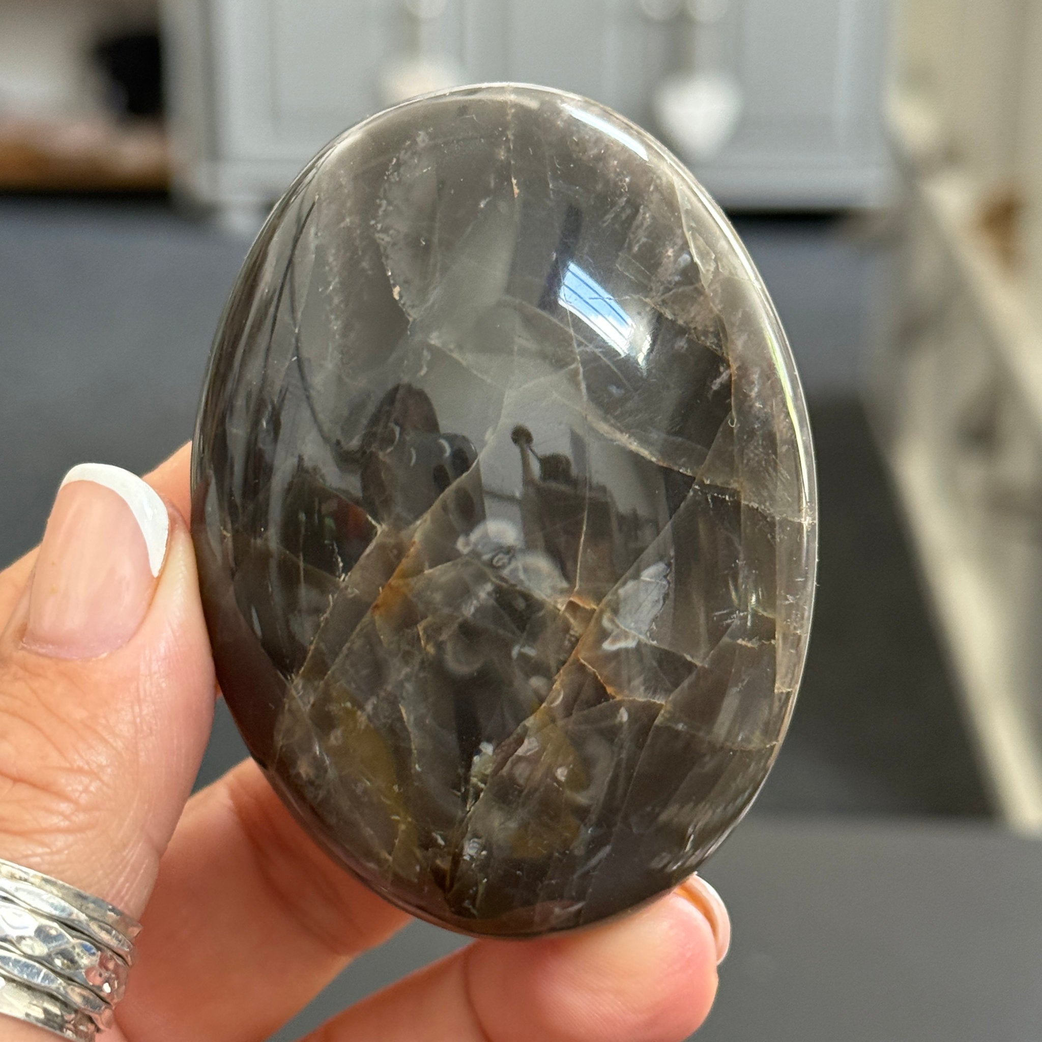 🌑 Black Moonstone Palmstone – Madagascar