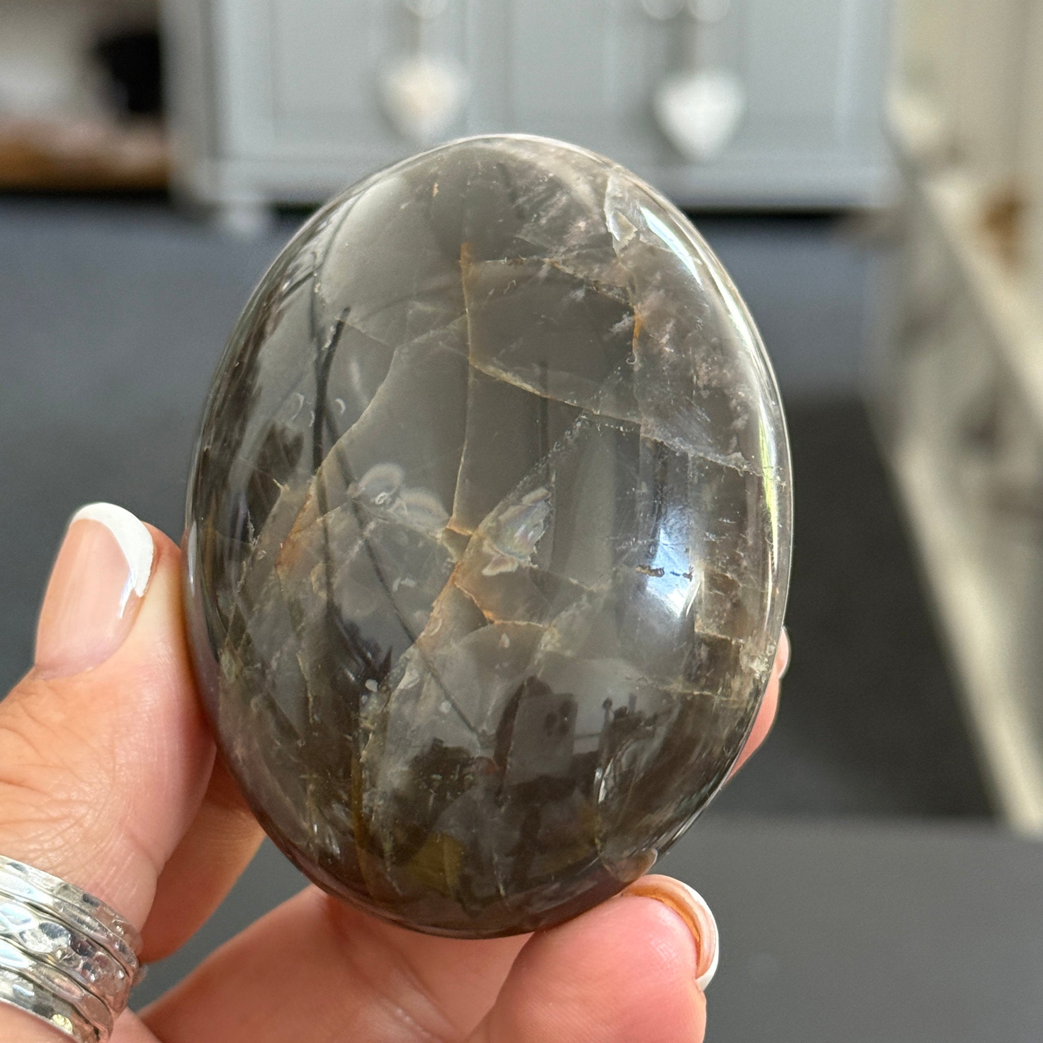 🌑 Black Moonstone Palmstone – Madagascar