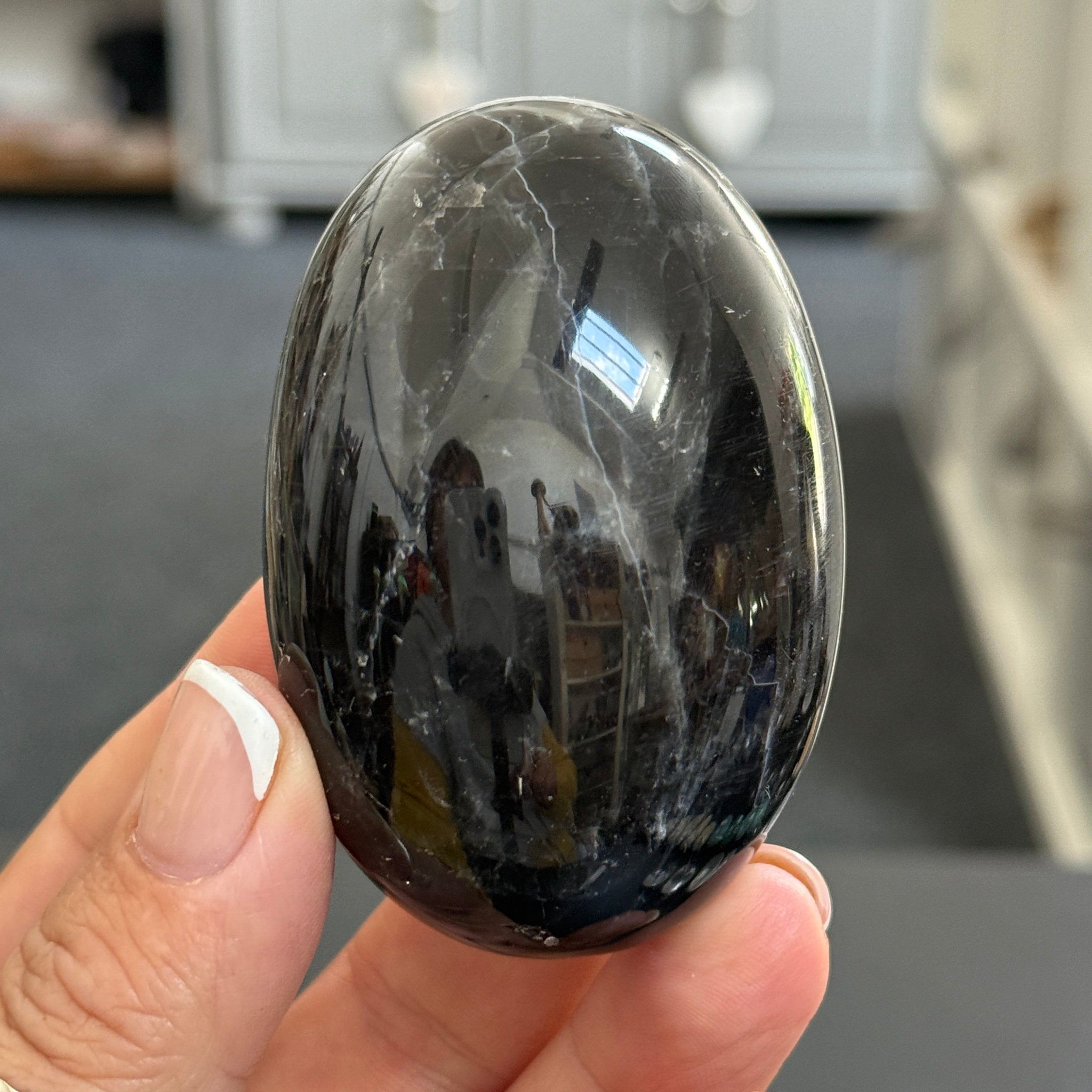 🌑 Black Moonstone Palmstone – Madagascar