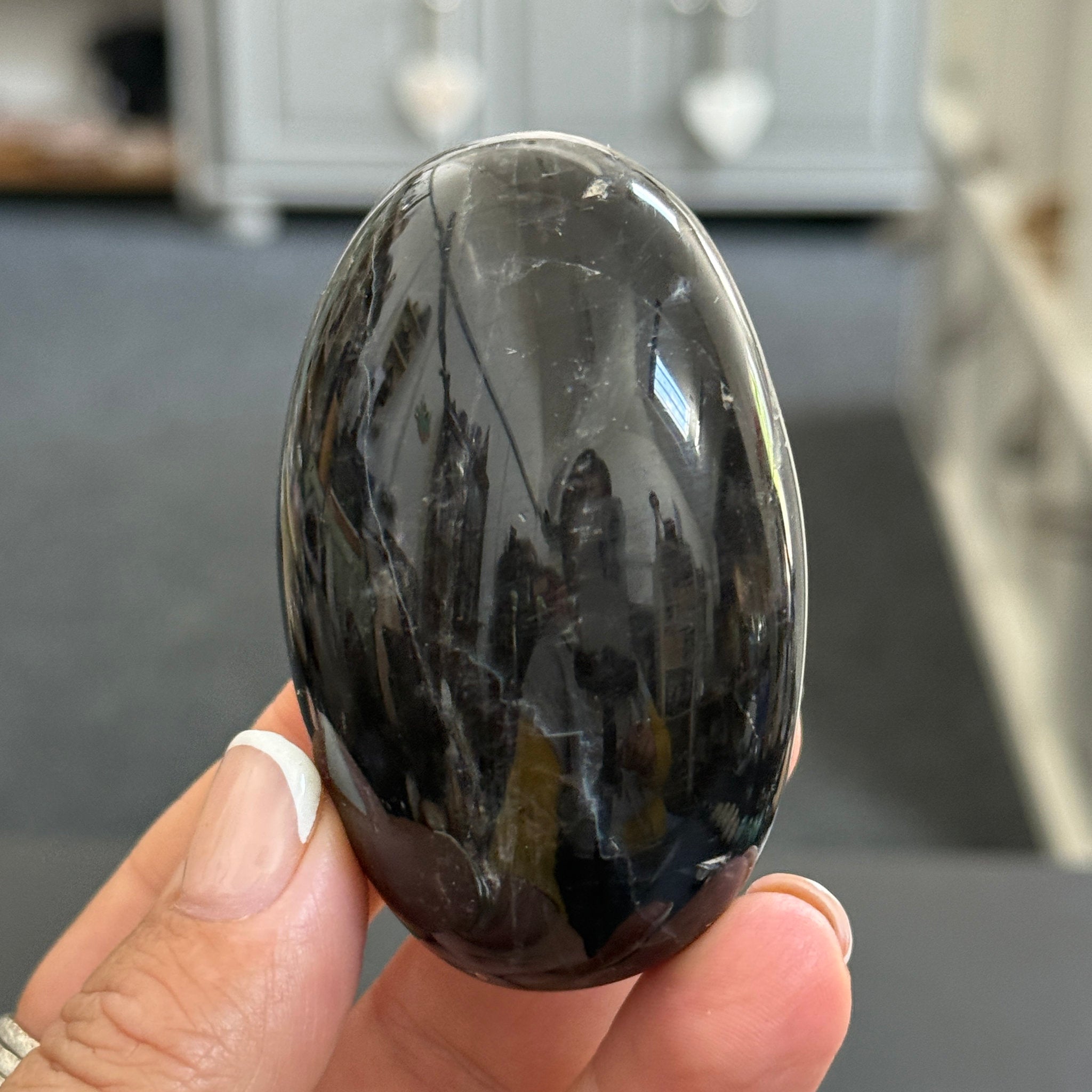 🌑 Black Moonstone Palmstone – Madagascar