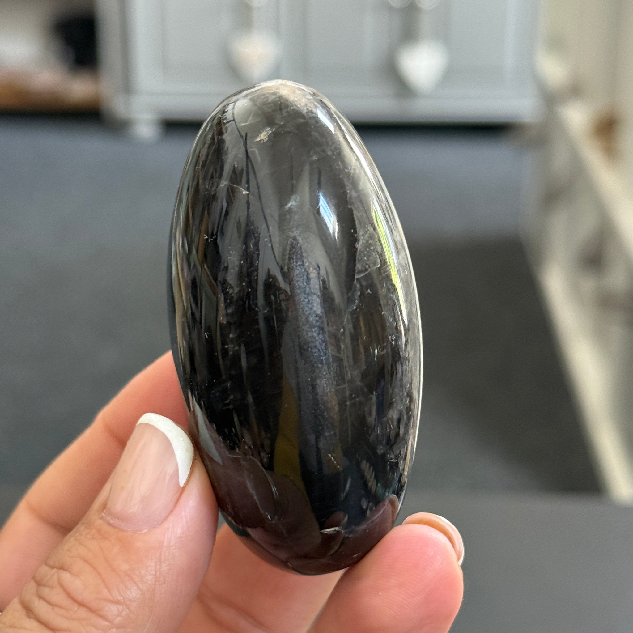 🌑 Black Moonstone Palmstone – Madagascar