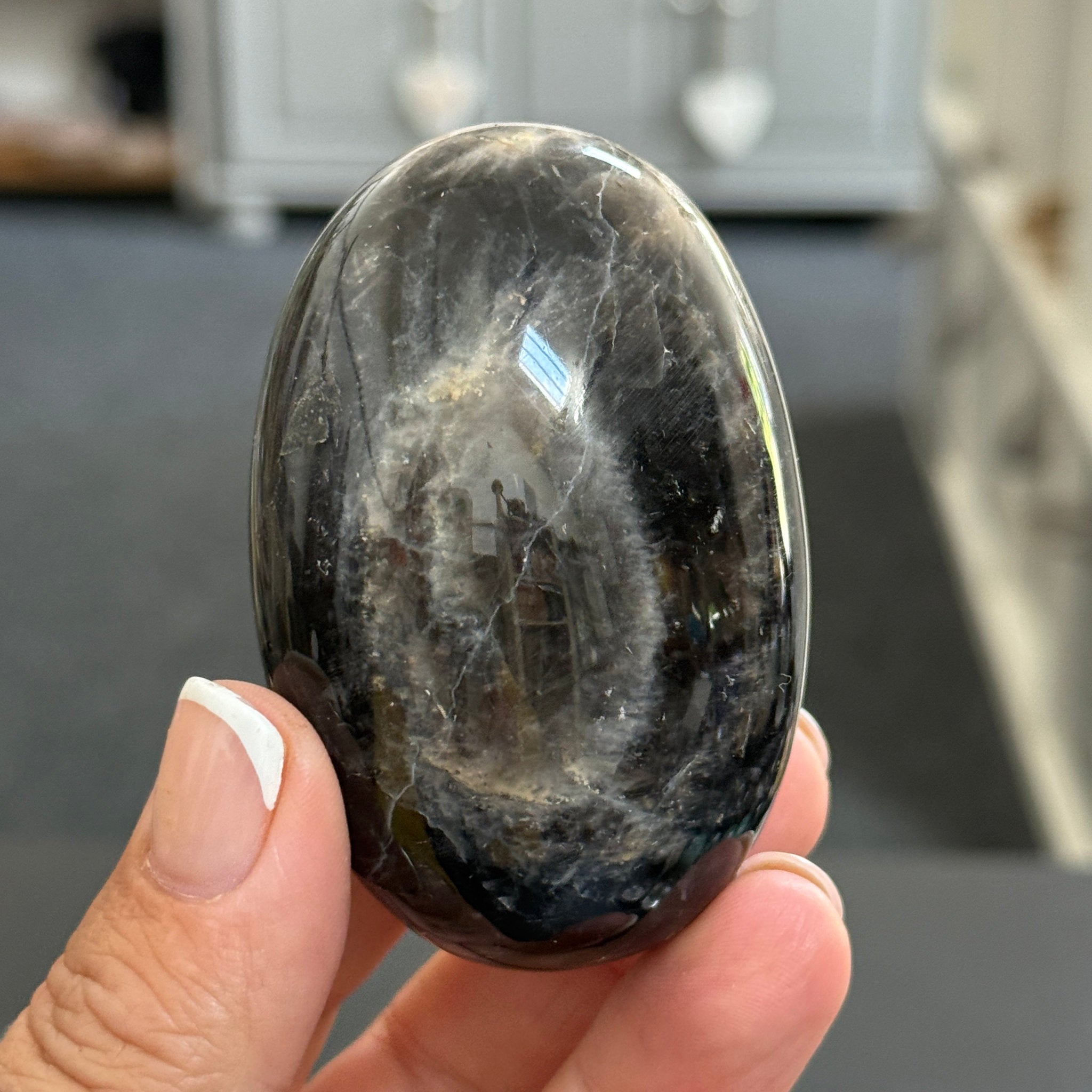 🌑 Black Moonstone Palmstone – Madagascar