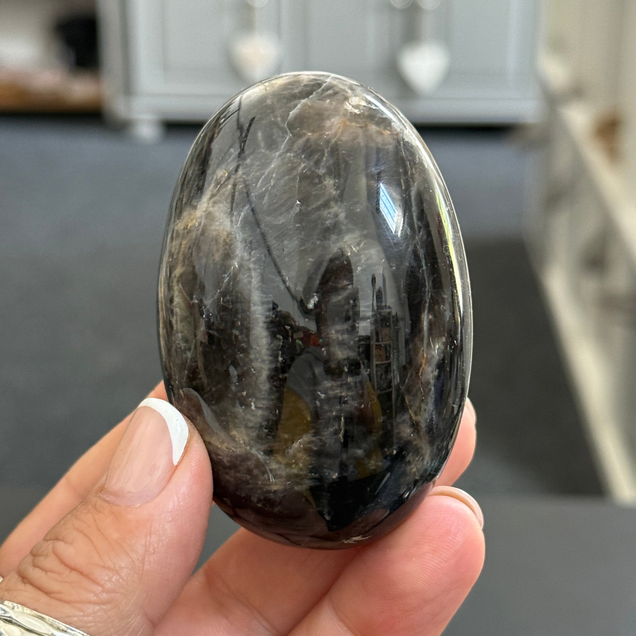 🌑 Black Moonstone Palmstone – Madagascar