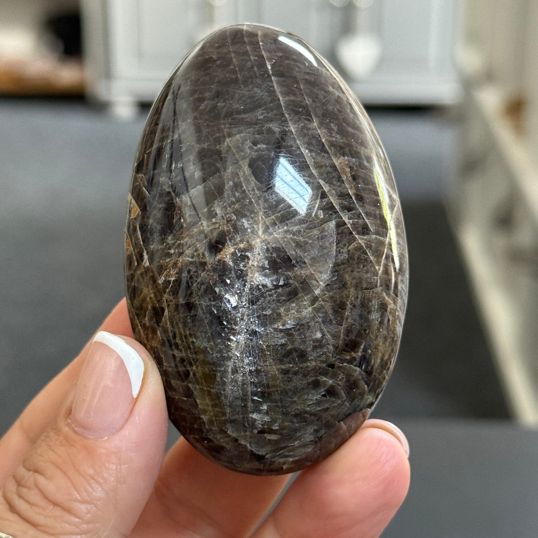 🌑 Black Moonstone Palmstone – Madagascar