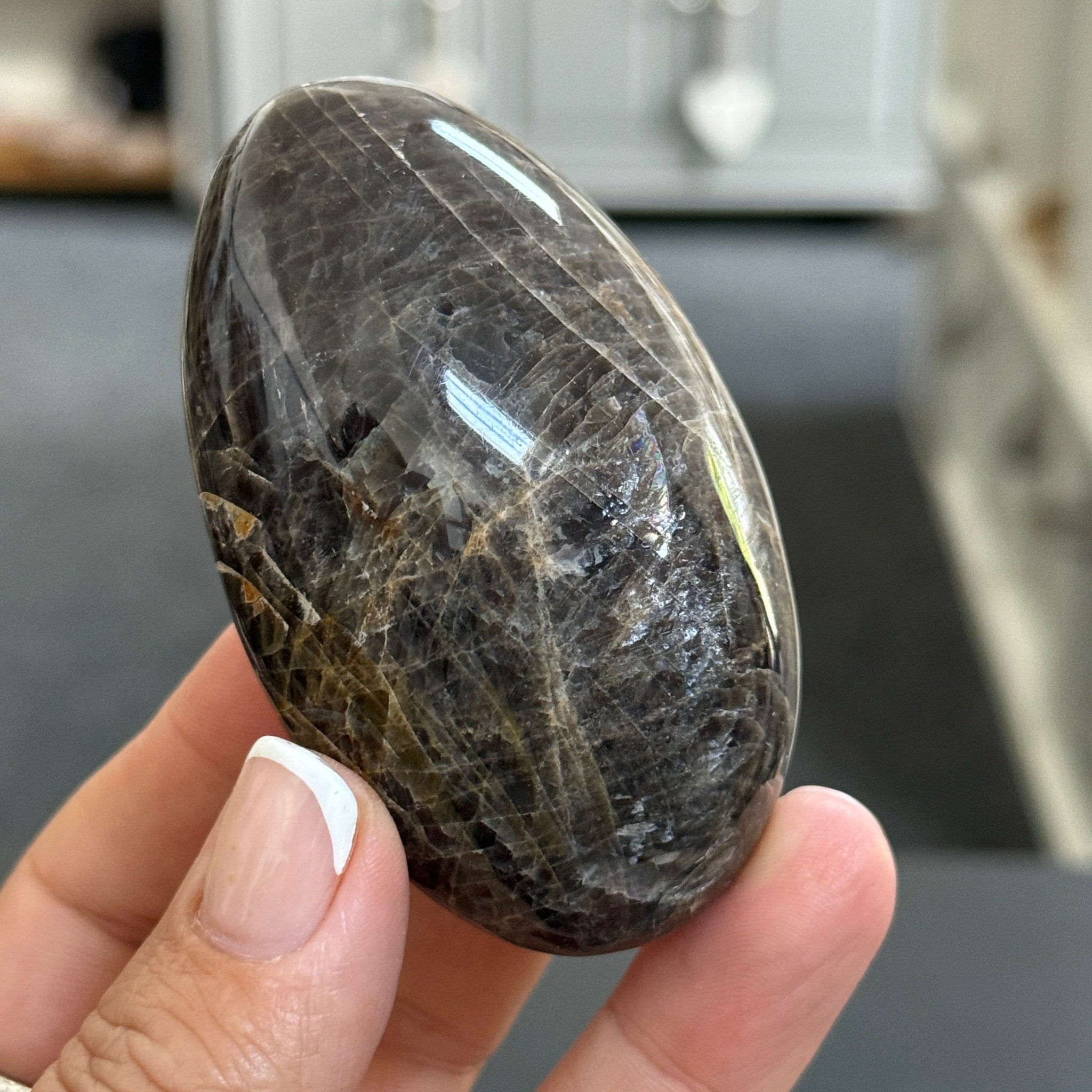 🌑 Black Moonstone Palmstone – Madagascar