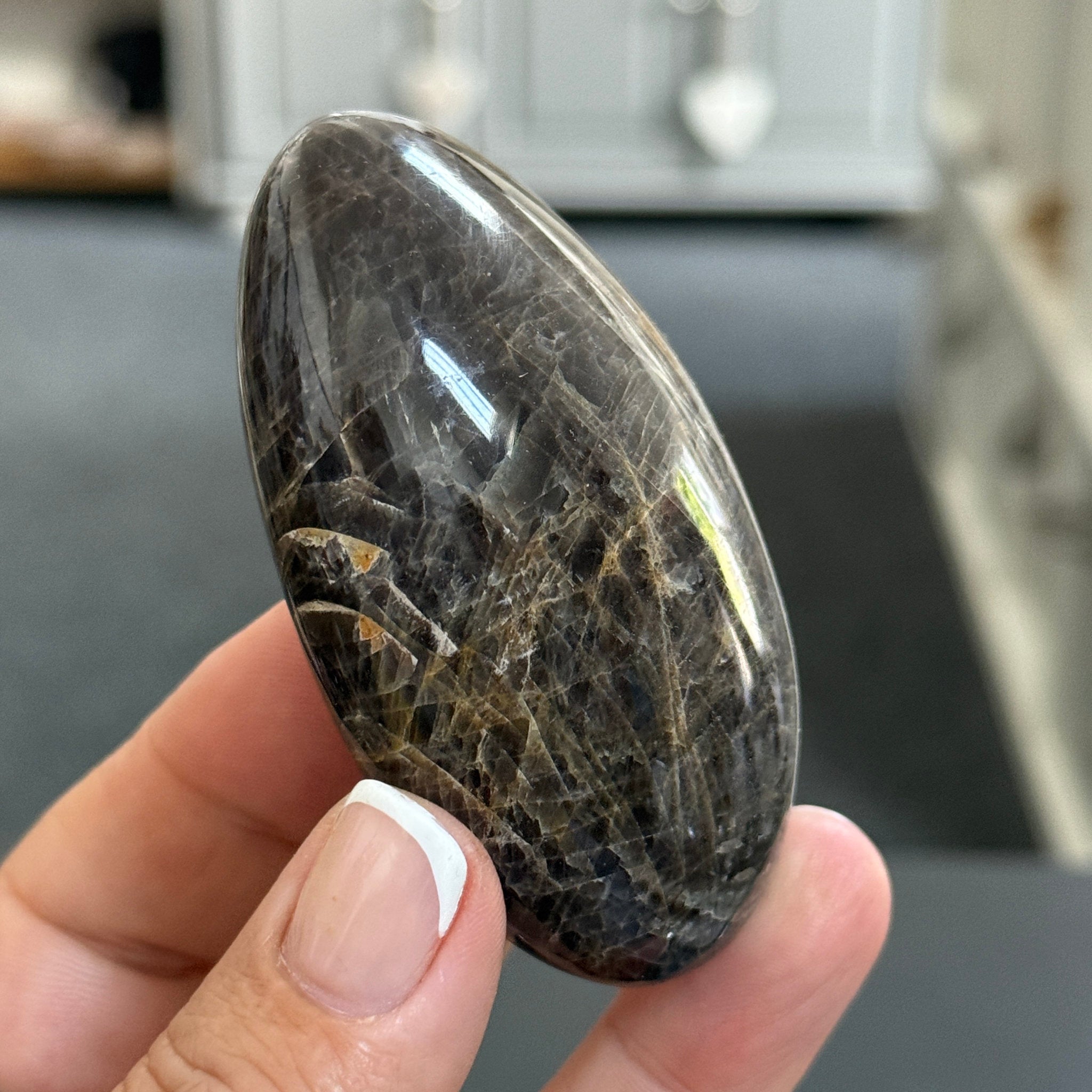 🌑 Black Moonstone Palmstone – Madagascar