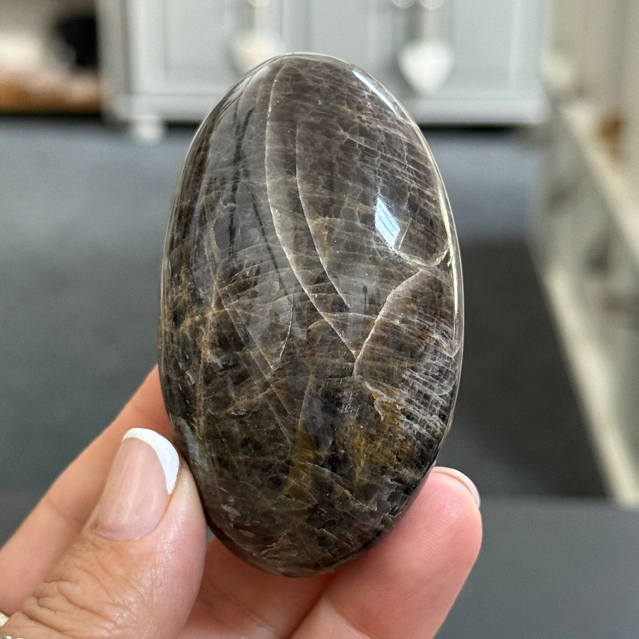 🌑 Black Moonstone Palmstone – Madagascar