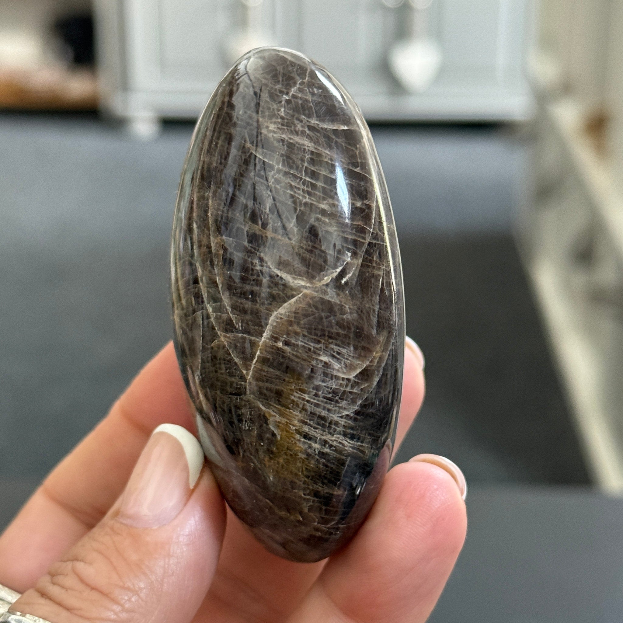 🌑 Black Moonstone Palmstone – Madagascar