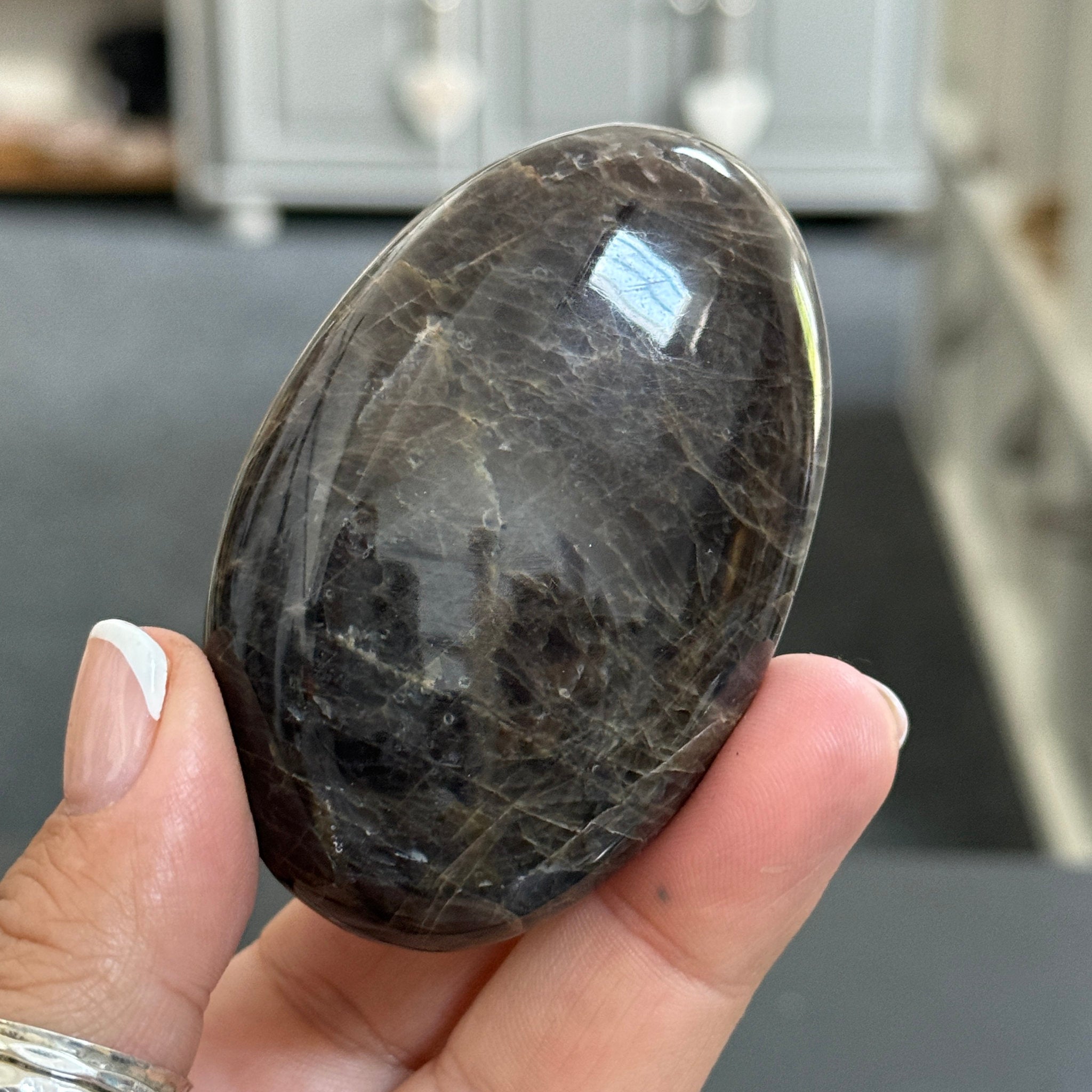 🌑 Black Moonstone Palmstone – Madagascar