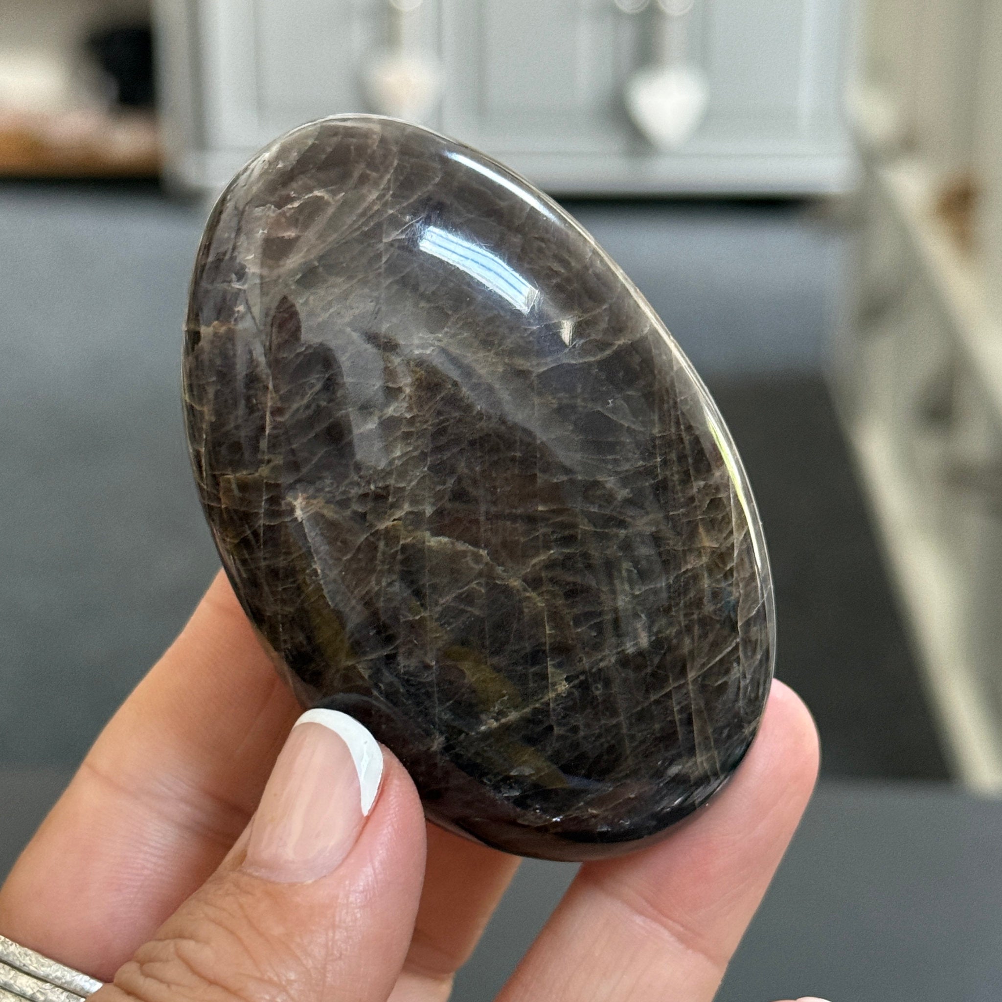 🌑 Black Moonstone Palmstone – Madagascar
