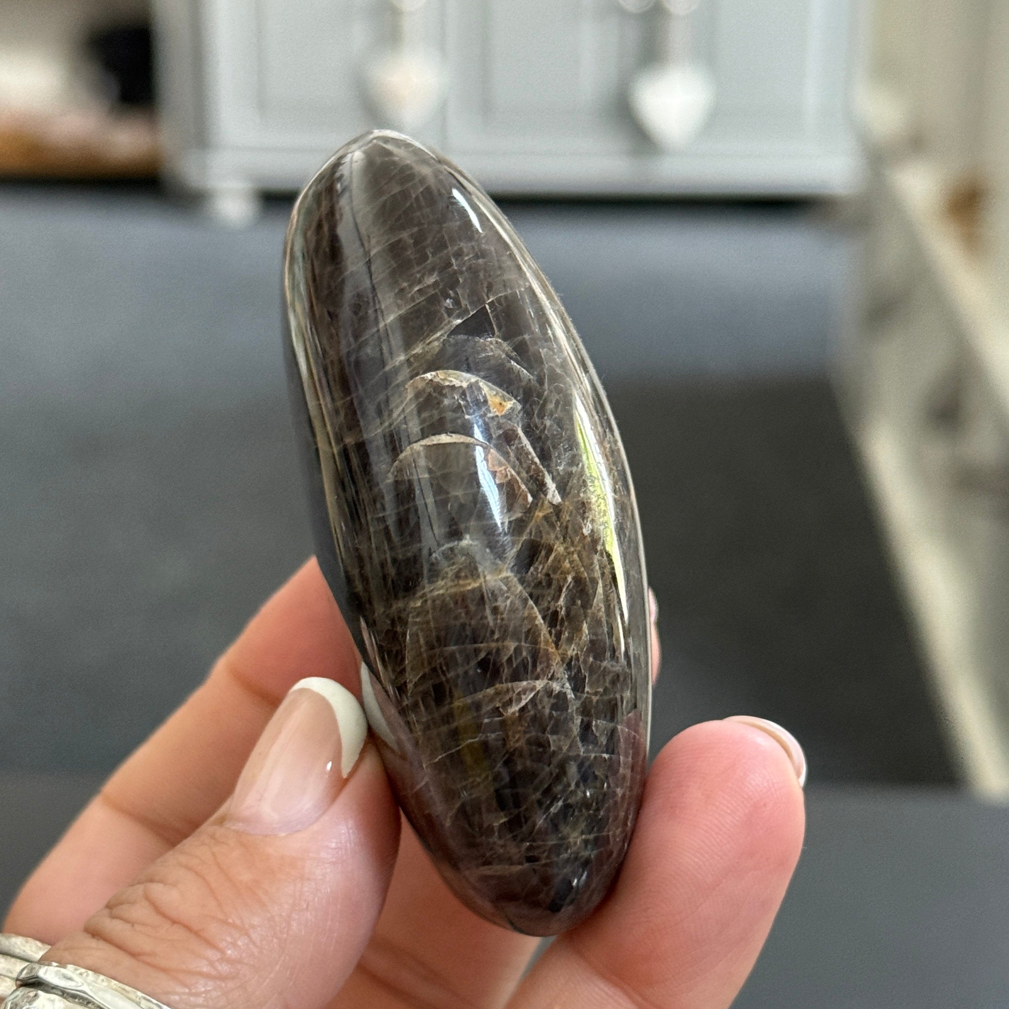 🌑 Black Moonstone Palmstone – Madagascar