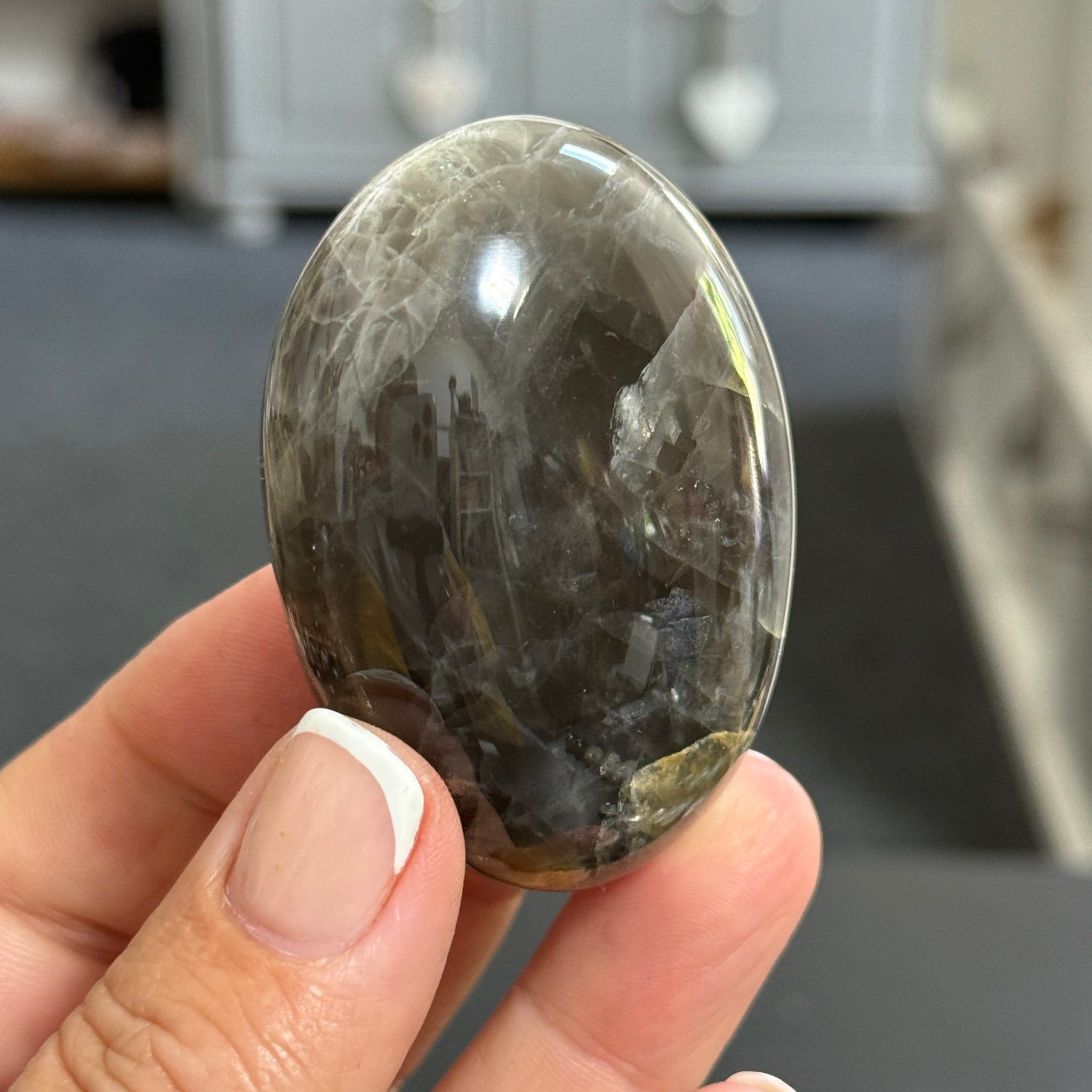 🌑 Black Moonstone Palmstone – Madagascar