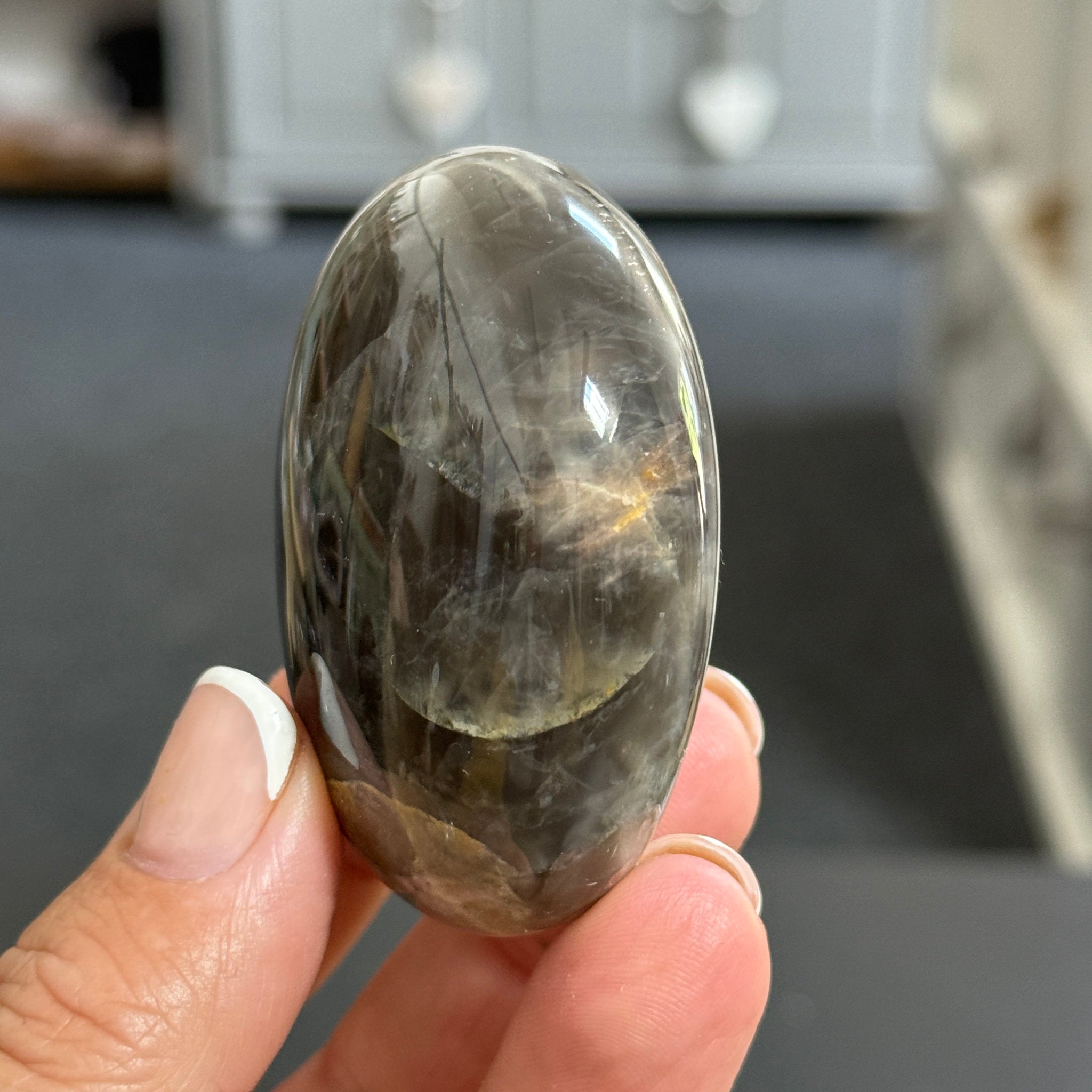 🌑 Black Moonstone Palmstone – Madagascar