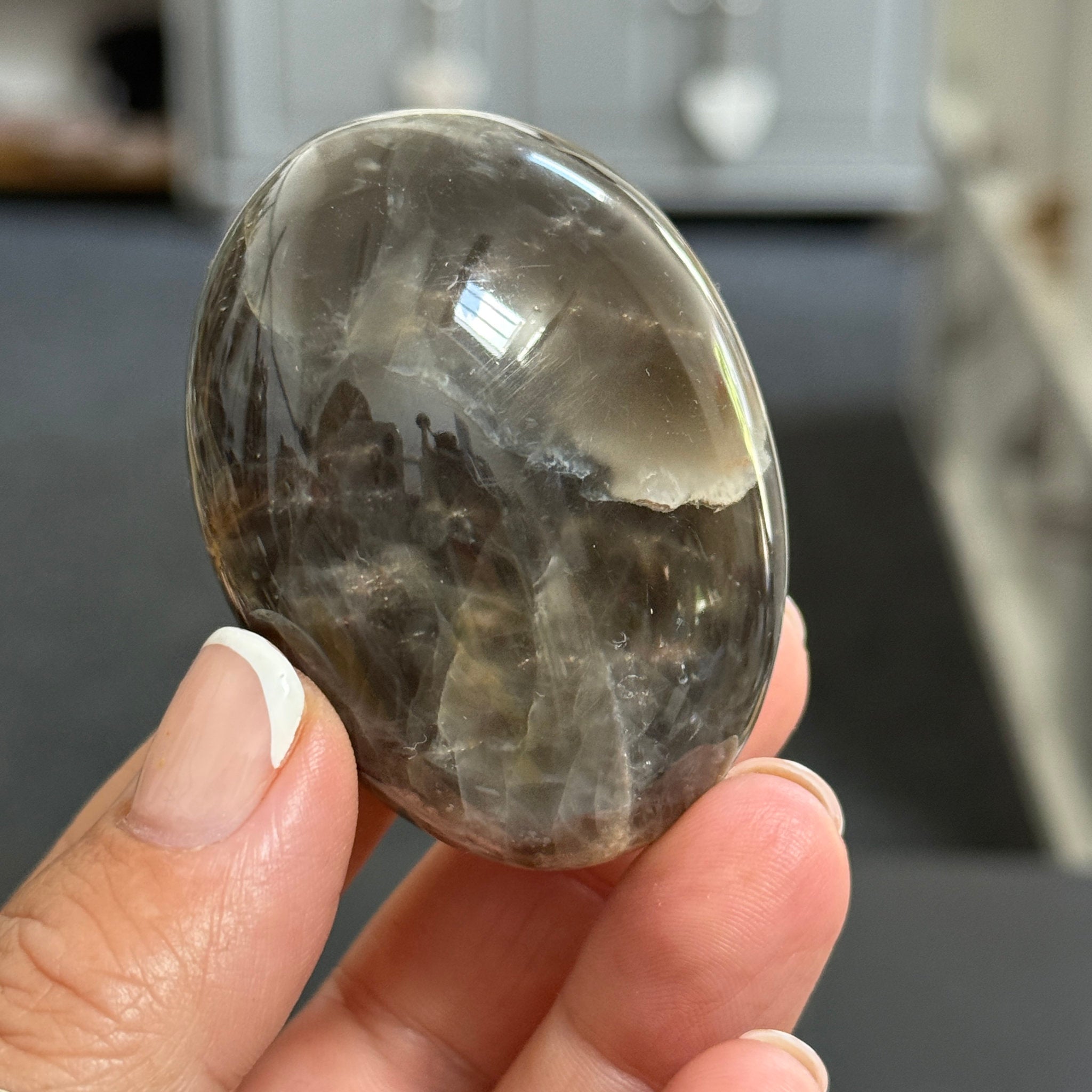 🌑 Black Moonstone Palmstone – Madagascar