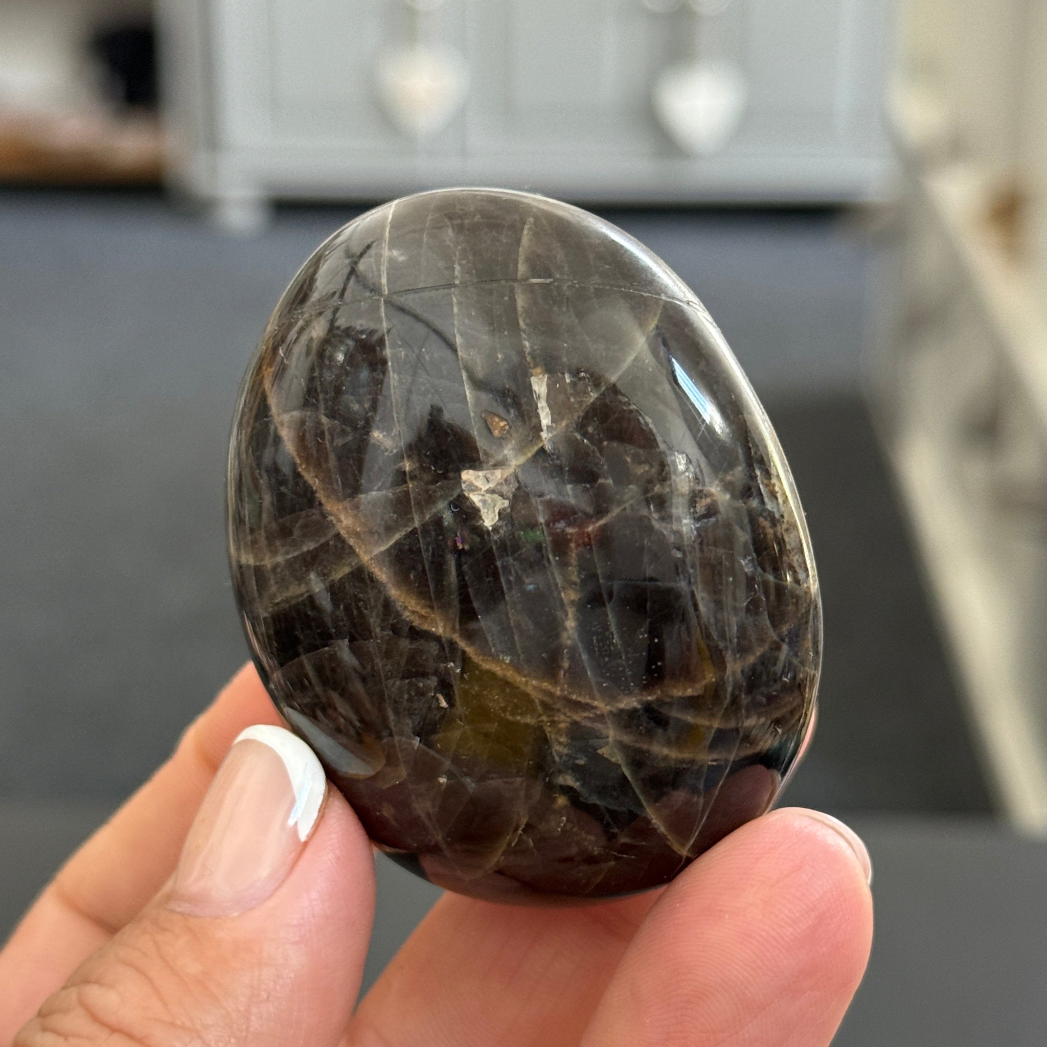 🌑 Black Moonstone Palmstone – Madagascar