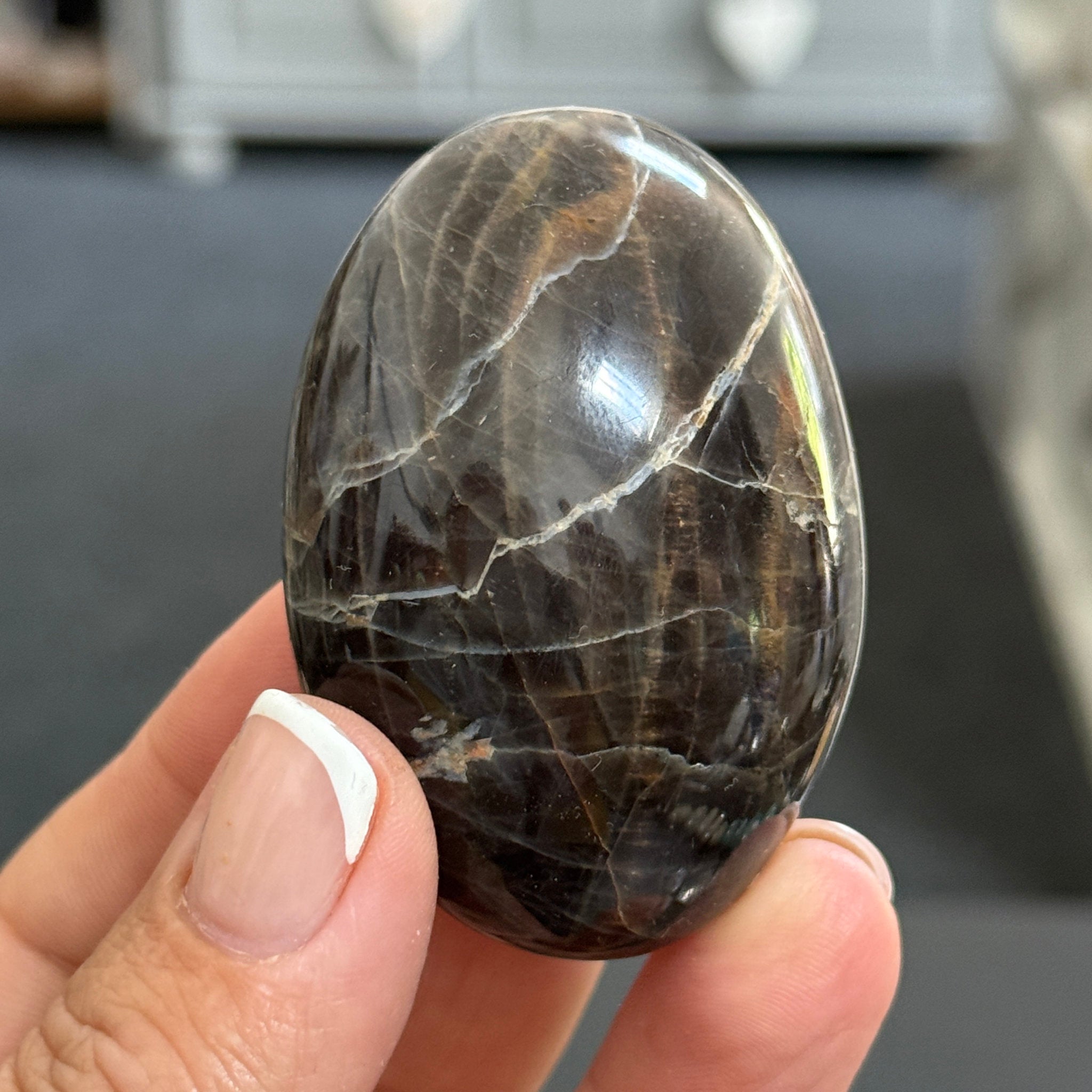 🌑 Black Moonstone Palmstone – Madagascar
