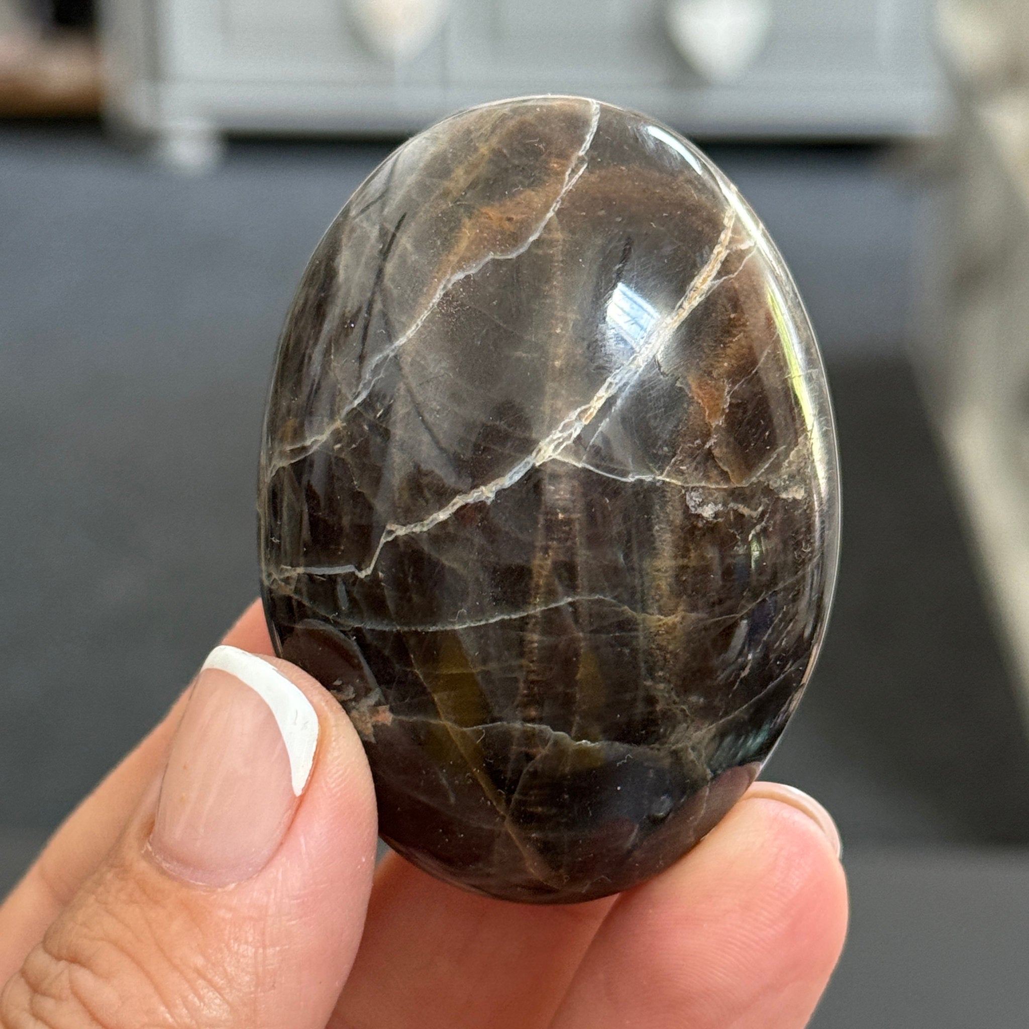 🌑 Black Moonstone Palmstone – Madagascar