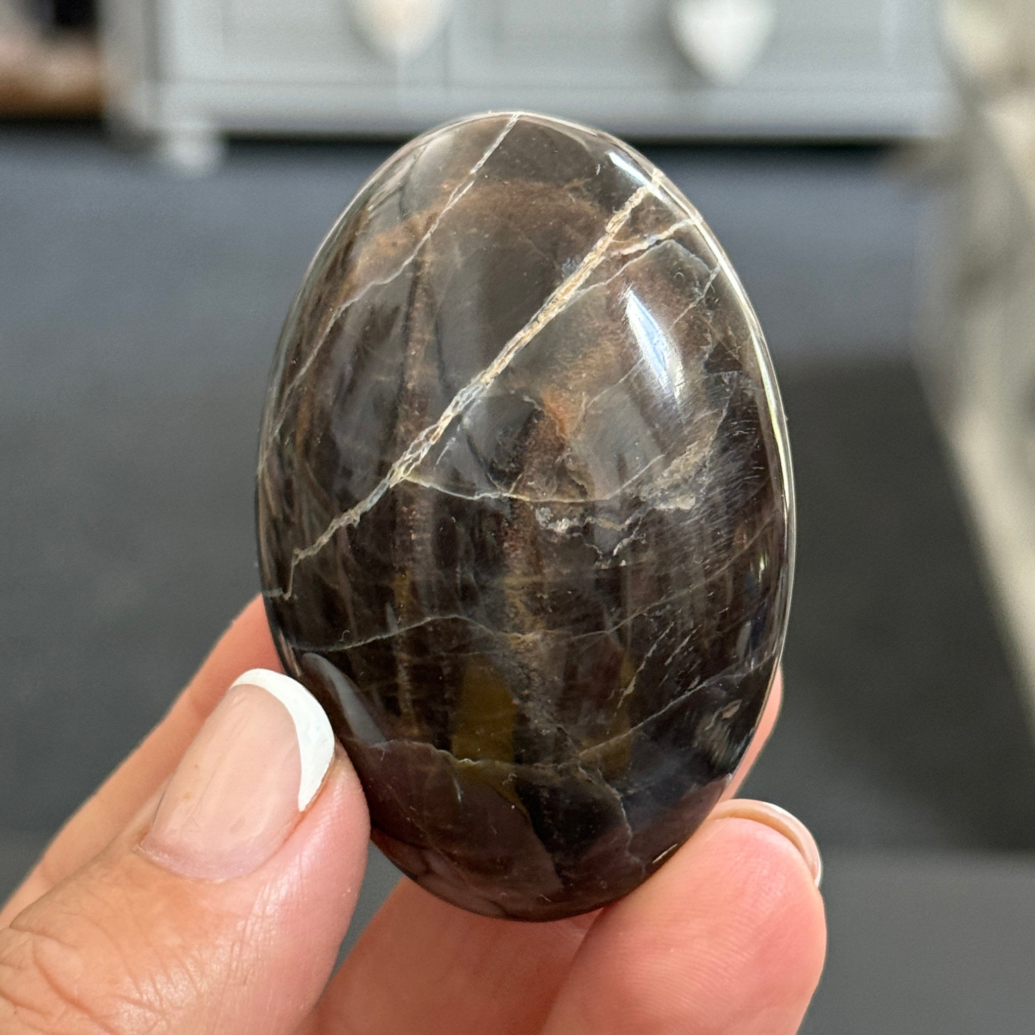 🌑 Black Moonstone Palmstone – Madagascar