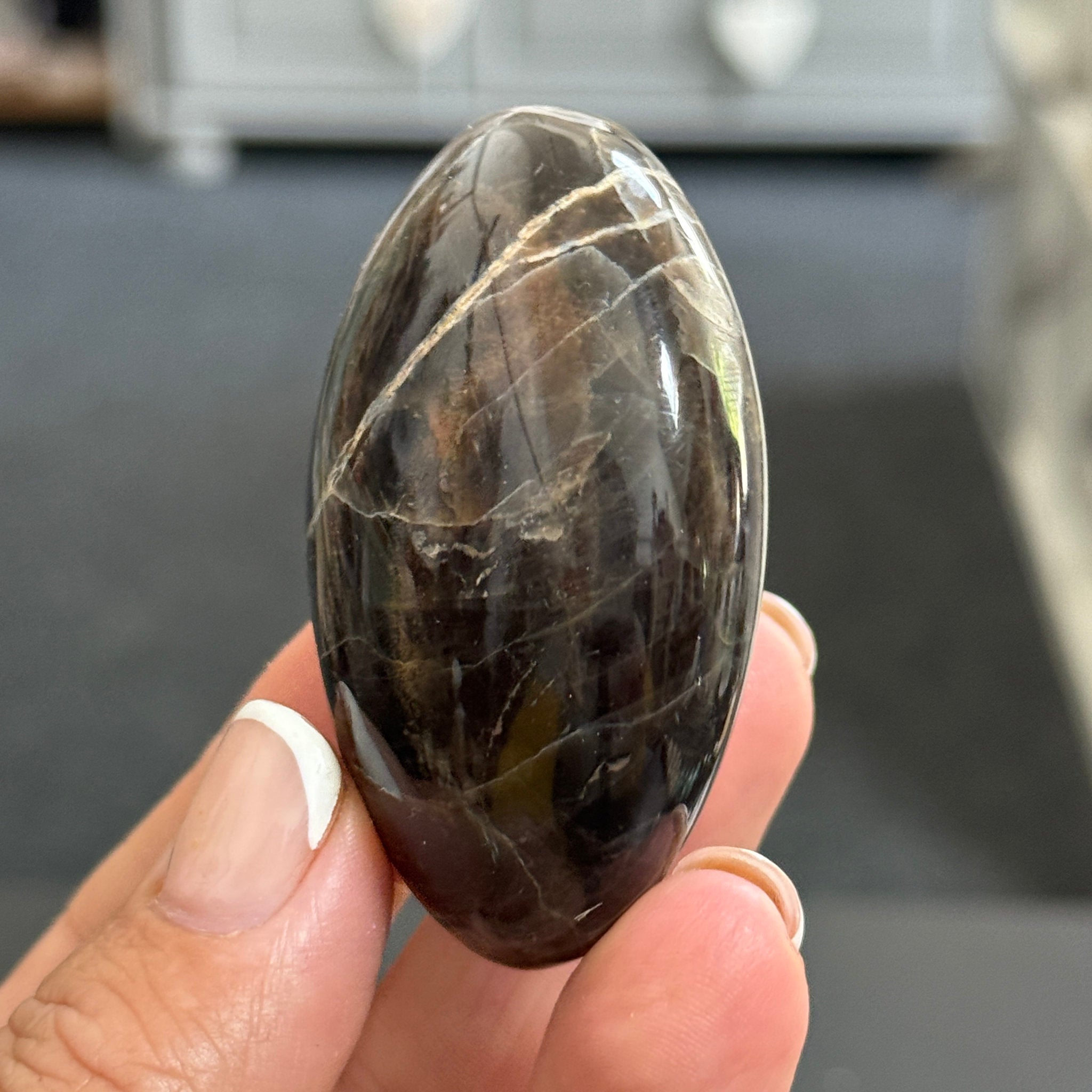 🌑 Black Moonstone Palmstone – Madagascar